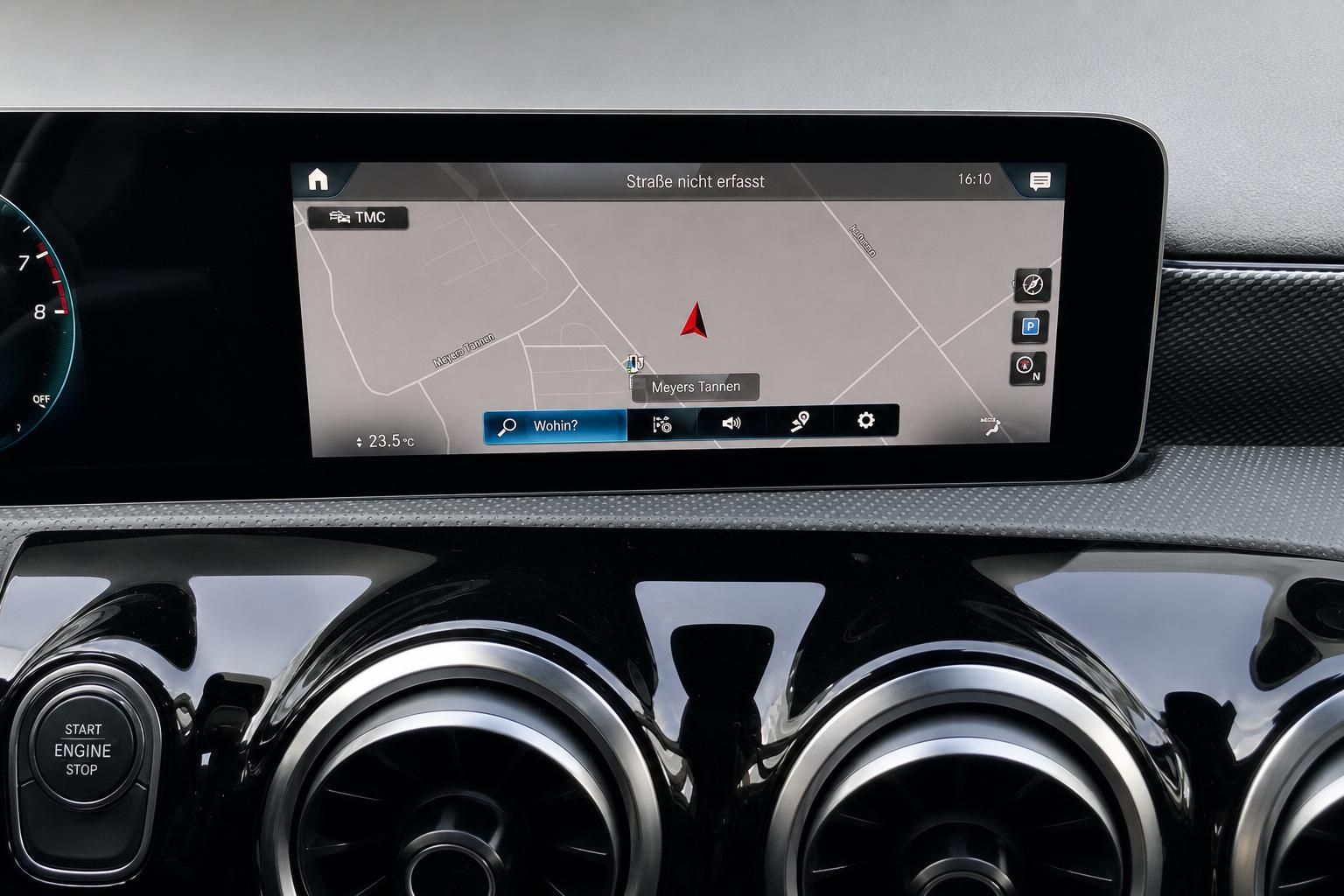 Mercedes-Benz Navigationssystem und Mittelkonsole mit Lueftungsduesen