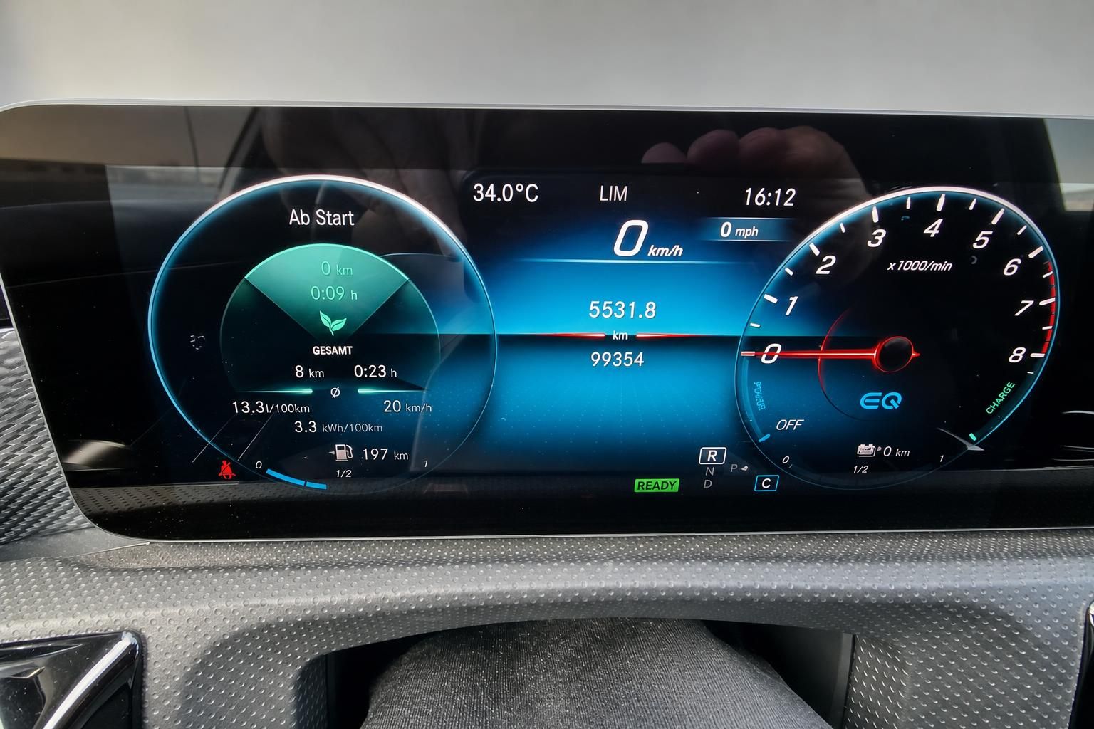 Mercedes-Benz Digitaltacho mit Verbrauchsanzeige und Kilometerstand