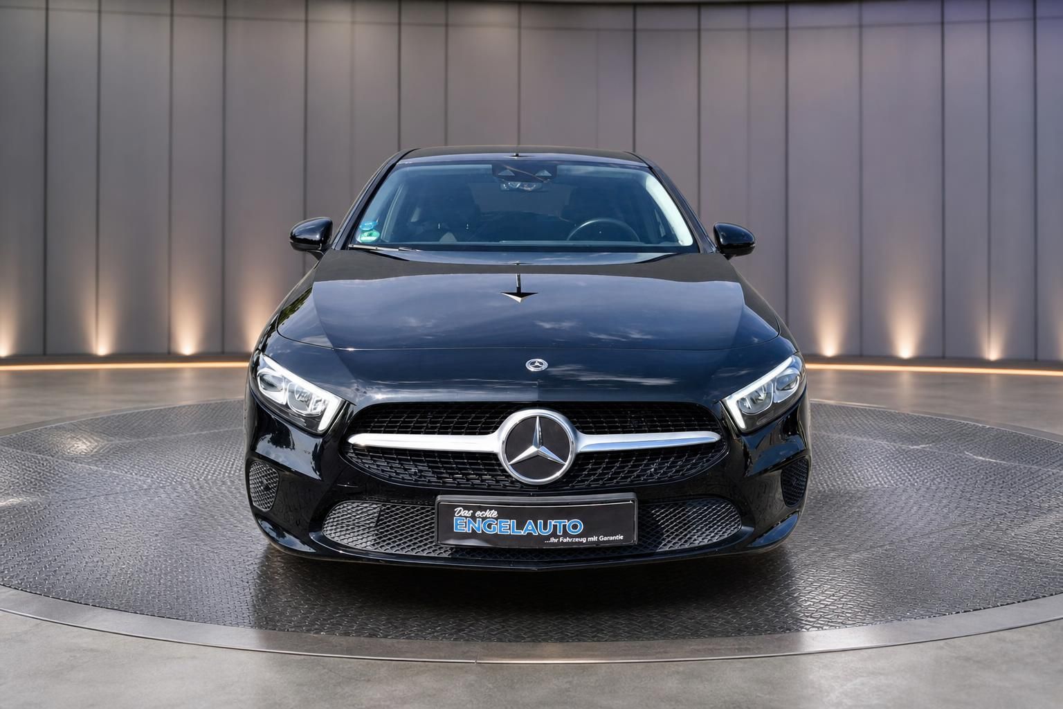 Mercedes-Benz A-Klasse schwarz Frontansicht im Autohaus