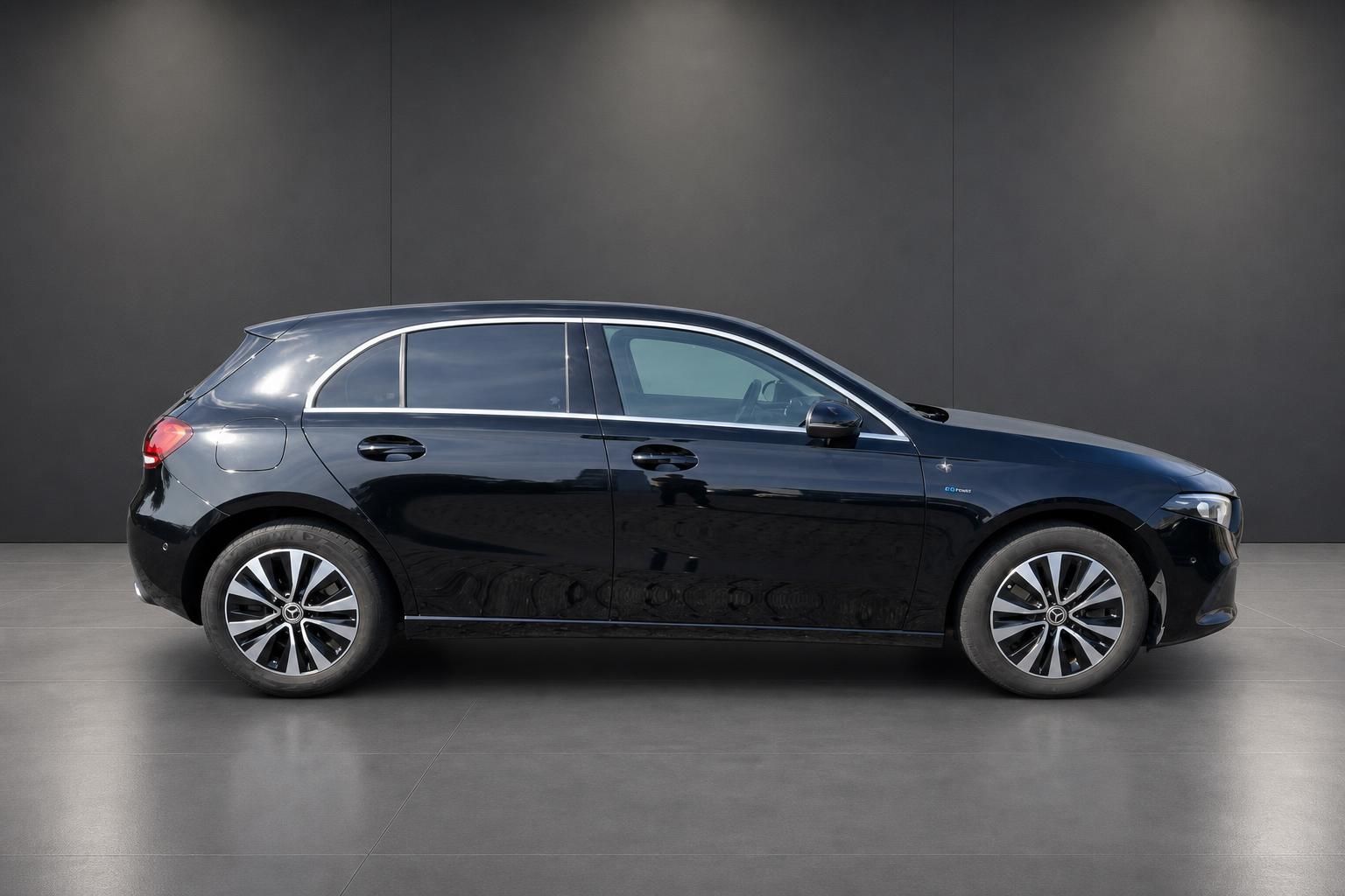 Mercedes-Benz A-Klasse schwarz Seitenansicht Hybrid Modell