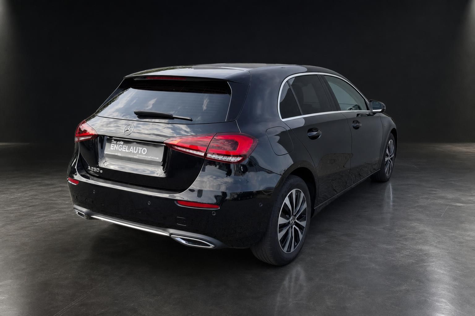 Mercedes-Benz A 250 e schwarz Heckansicht Studioaufnahme