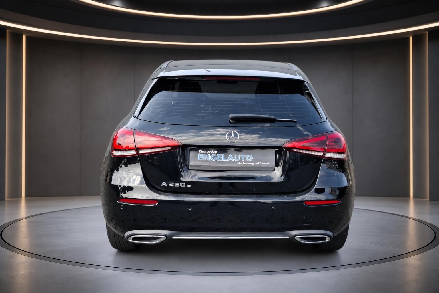 Mercedes-Benz A 250e Heckansicht schwarz in Studioumgebung