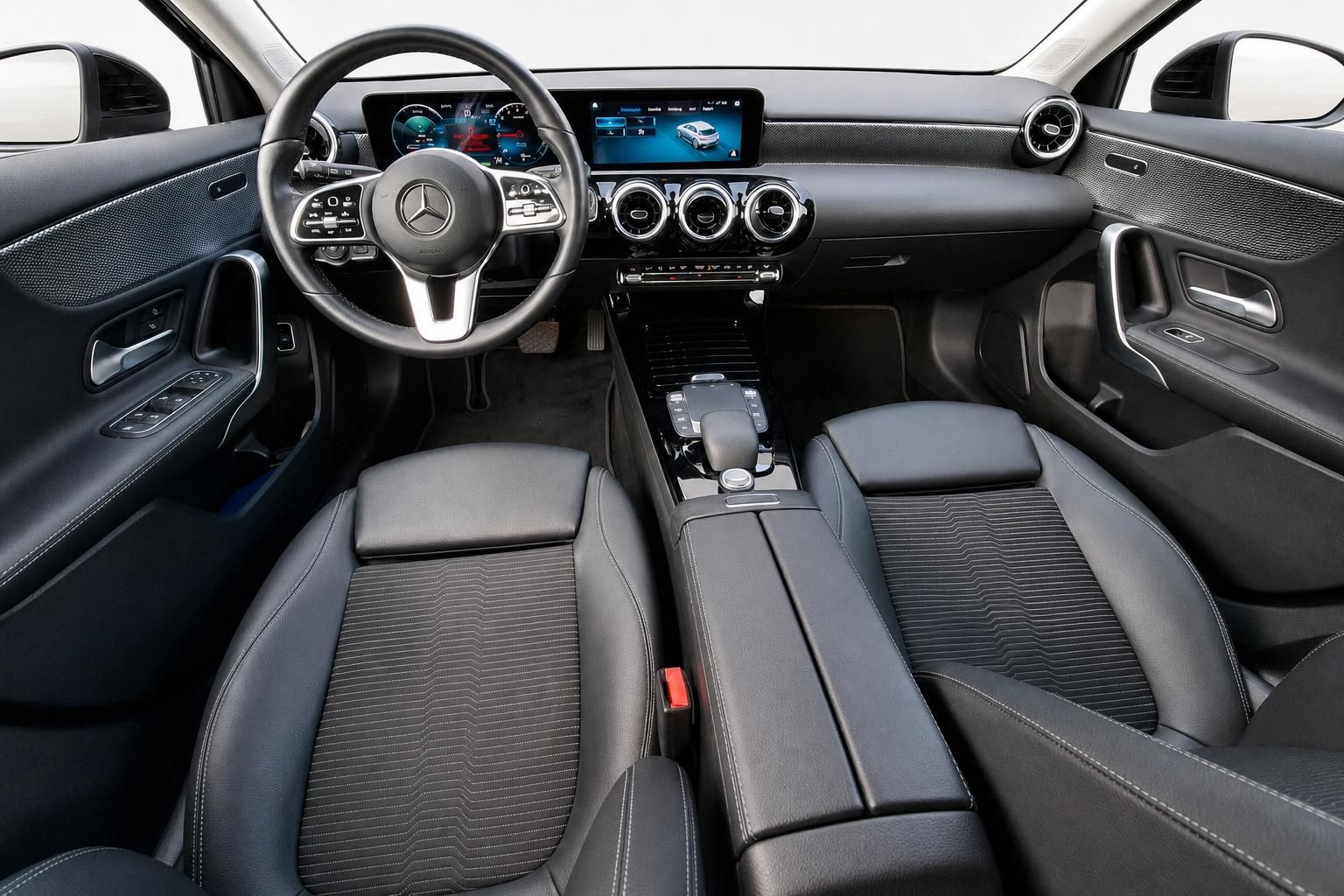Mercedes-Benz A-Klasse Innenraum mit Lenkrad und Cockpit