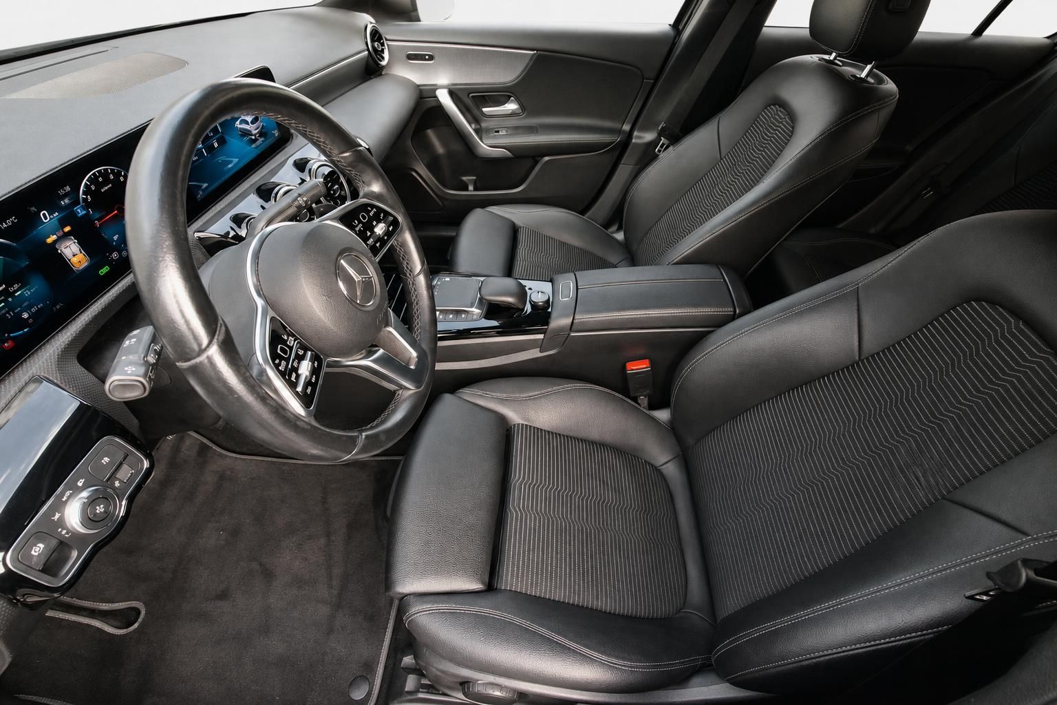 Mercedes-Benz A-Klasse Cockpit und Vordersitze im Detail