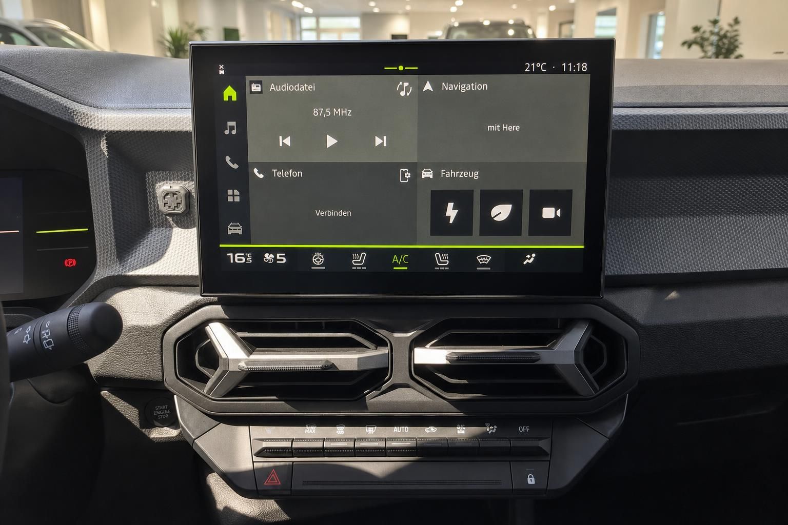 Dacia Touchscreen-Infotainment mit Navigation und Klimasteuerung im Cockpit