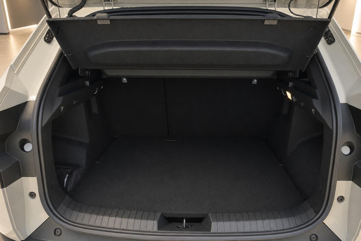 Geräumiger Kofferraum eines Elektro-SUV mit geöffneter Heckklappe und schwarzer Kofferraumauskleidung