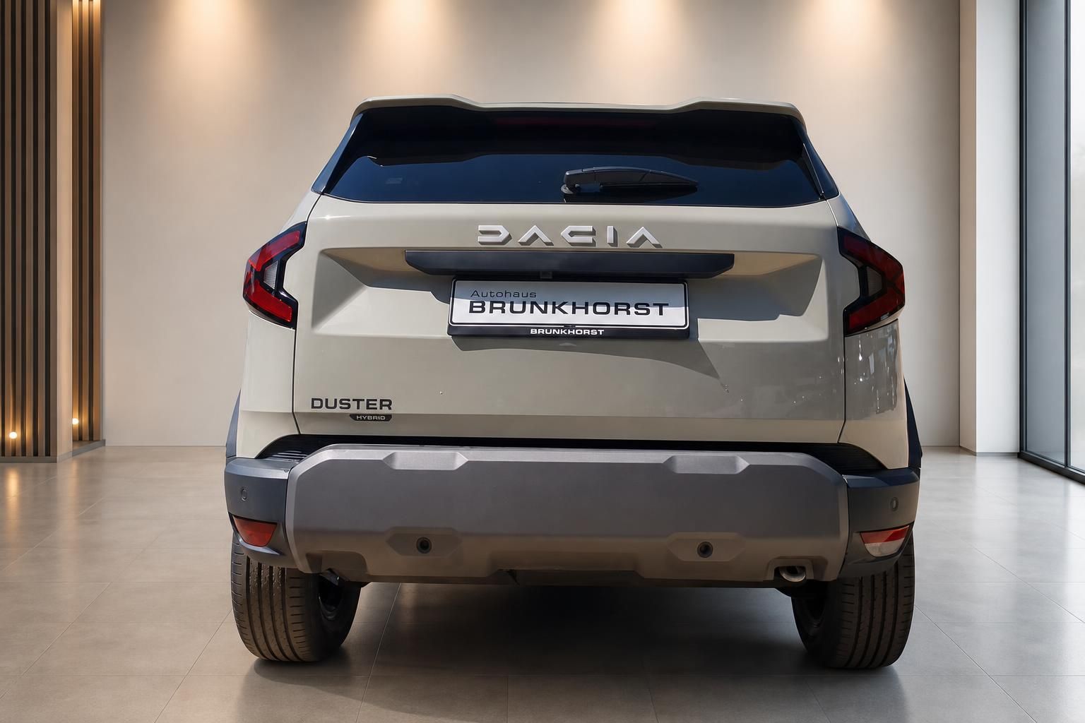 Dacia Duster Hybrid Heckansicht in Beige im Autohaus Brunkhorst