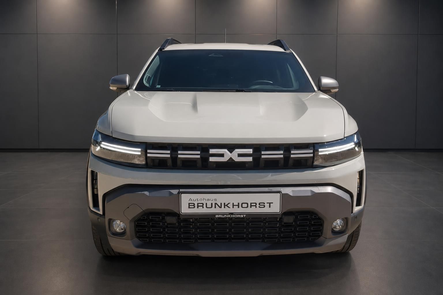 Dacia Duster Hybrid Frontansicht in Beige im Autohaus Brunkhorst