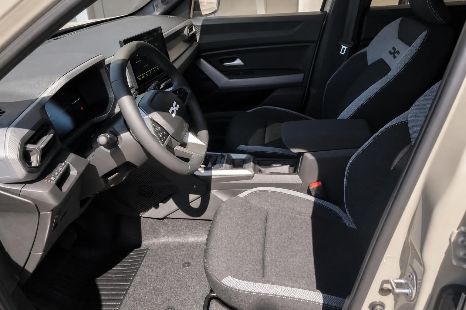 Dacia Duster Innenraum Fahrerseite mit Lenkrad, Sitzen und Infotainment-Display