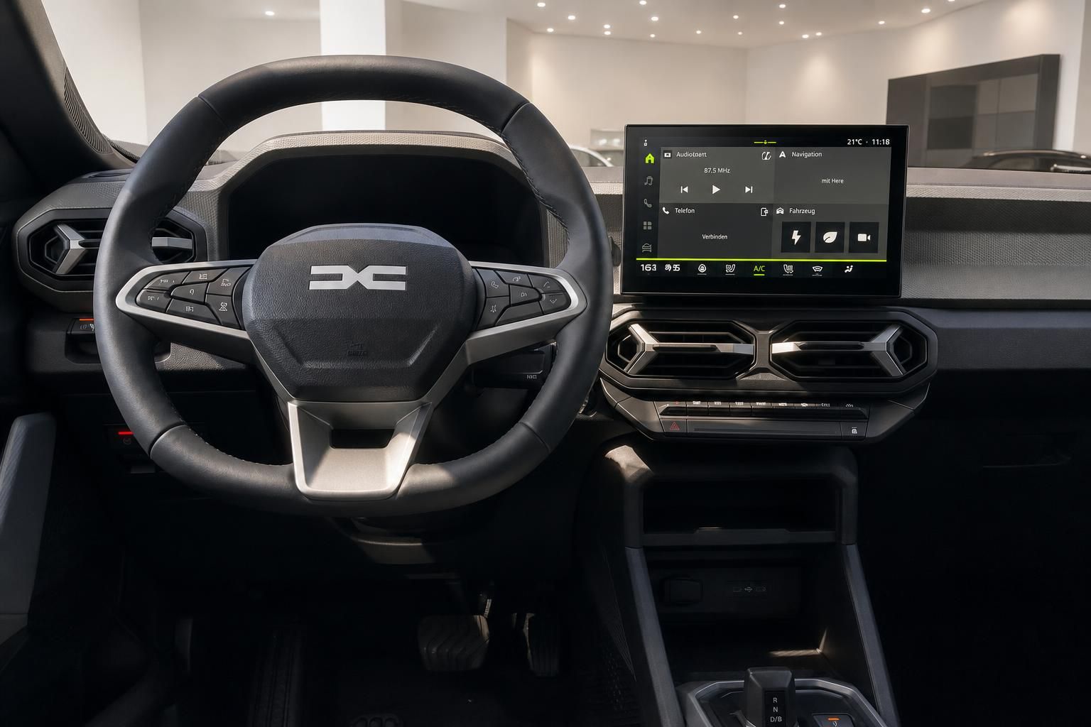 Dacia Duster Cockpit mit Lenkrad und 10-Zoll-Touchscreen-Infotainmentsystem
