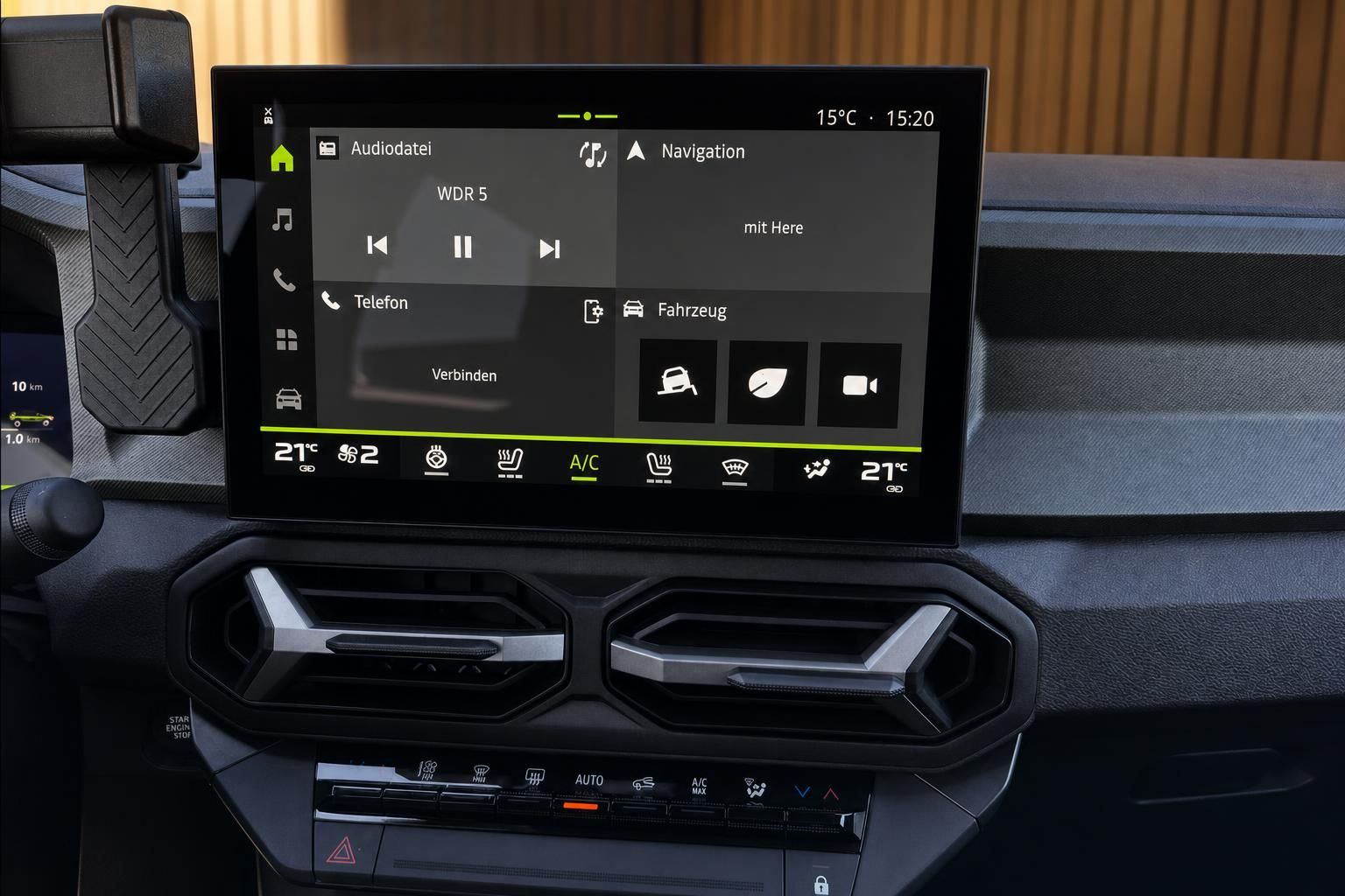 Auto Infotainment-System mit Touchscreen und Klimaanlage Bedienung