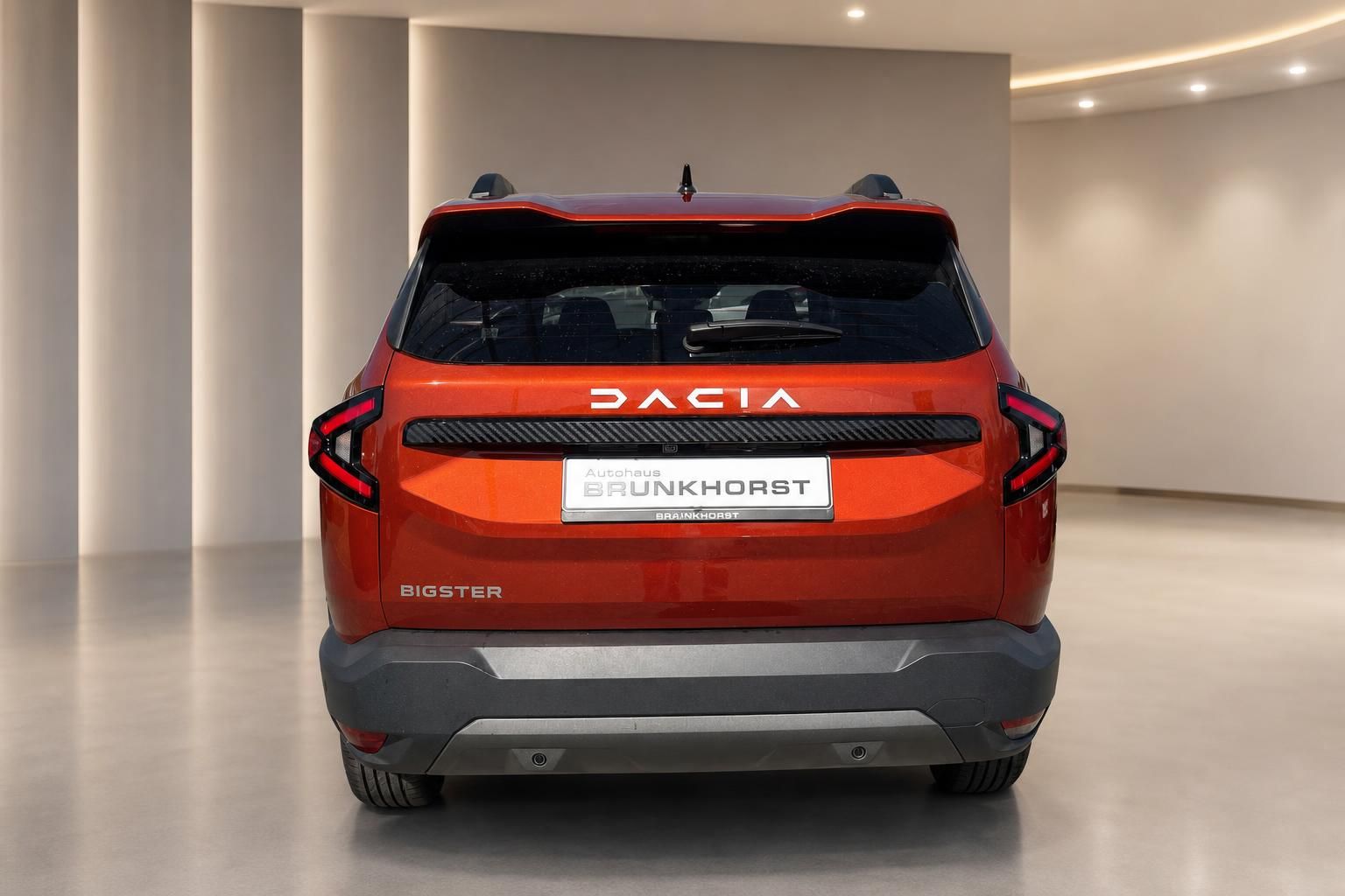 Dacia Bigster Heckansicht in Orange - modernes SUV Design mit LED-Rückleuchten und Dachschienen