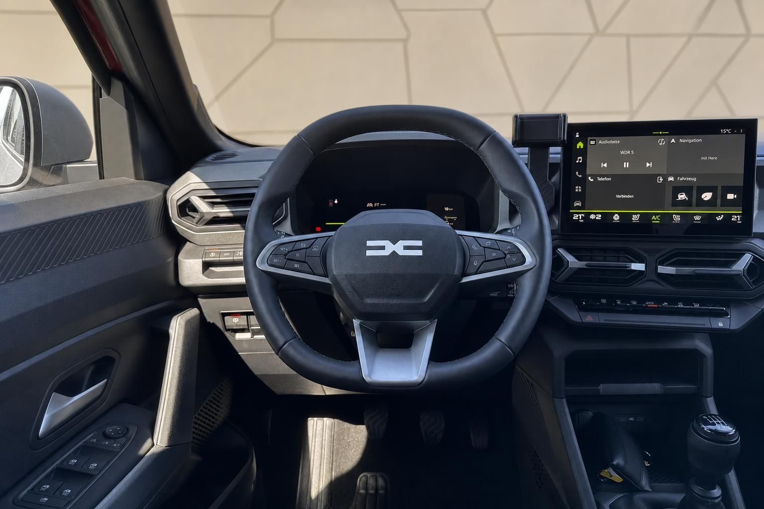 Fahrzeug Innenraum mit Lenkrad, Armaturenbrett und Infotainment-Display