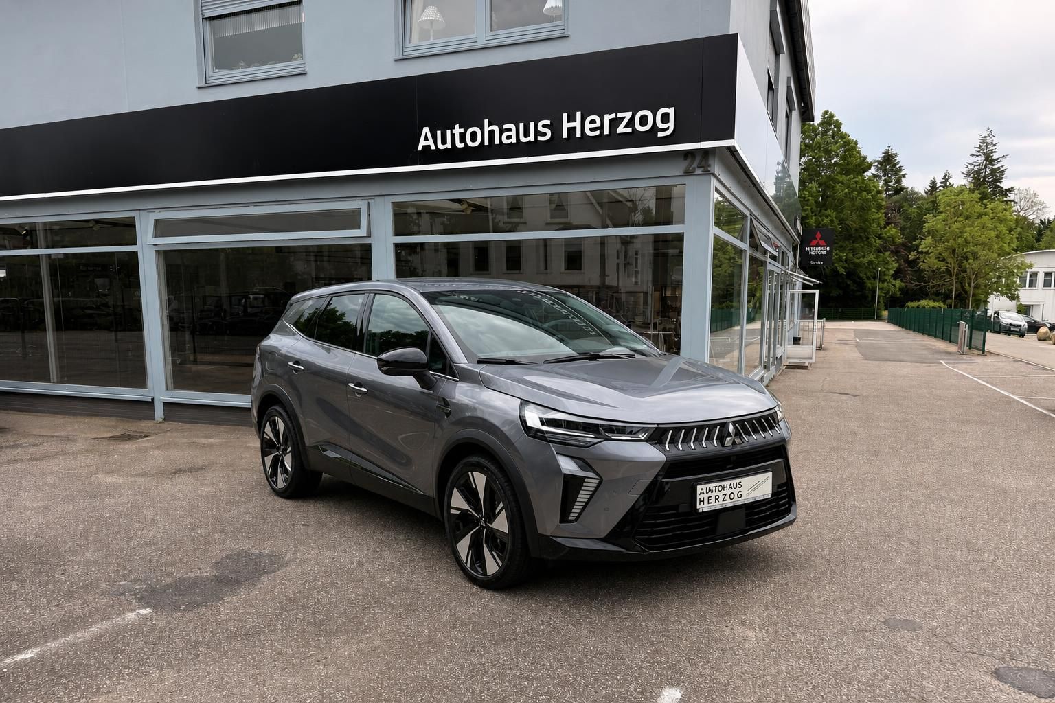Grauer SUV vor Autohaus Herzog - Frontansicht eines modernen Crossover-Fahrzeugs