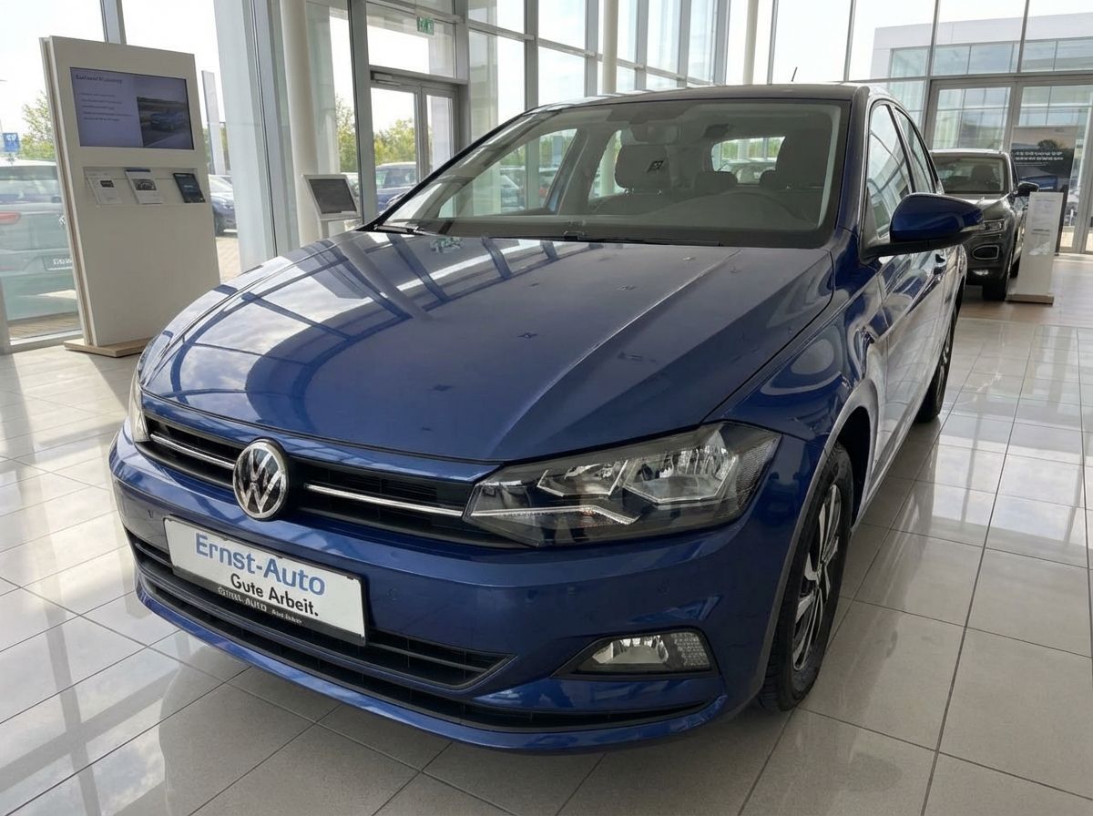 Blauer Volkswagen Polo im VW Autohaus Ernst-Auto Showroom – Frontansicht