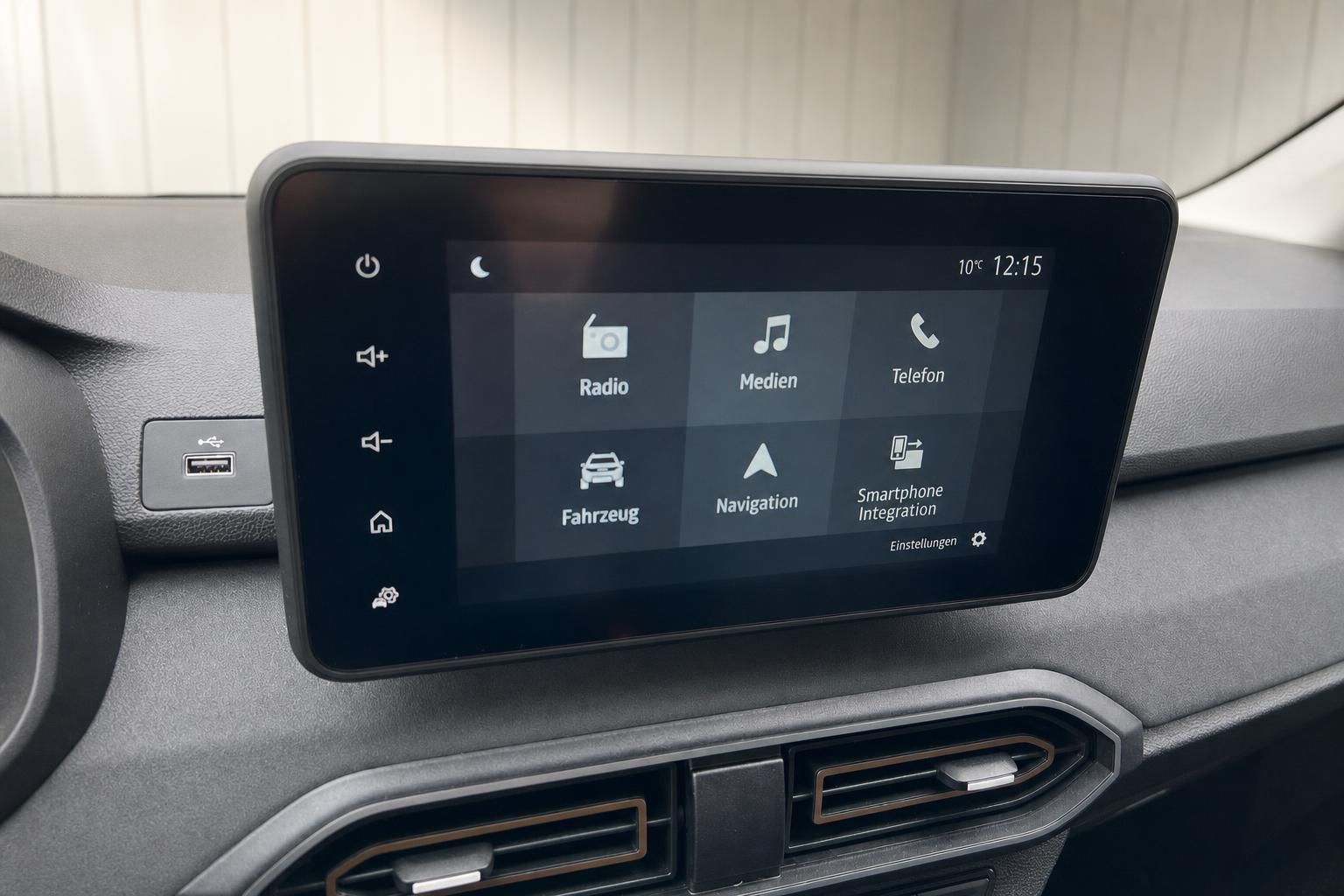 Touchscreen-Display im Fahrzeug zeigt Menü mit Radio, Navigation und Smartphone-Integration
