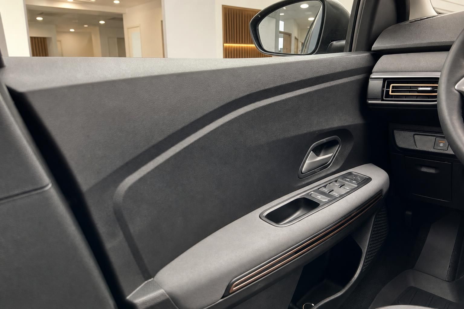 Fahrzeugtürverkleidung mit Fensterheberschaltern und modernen Designelementen