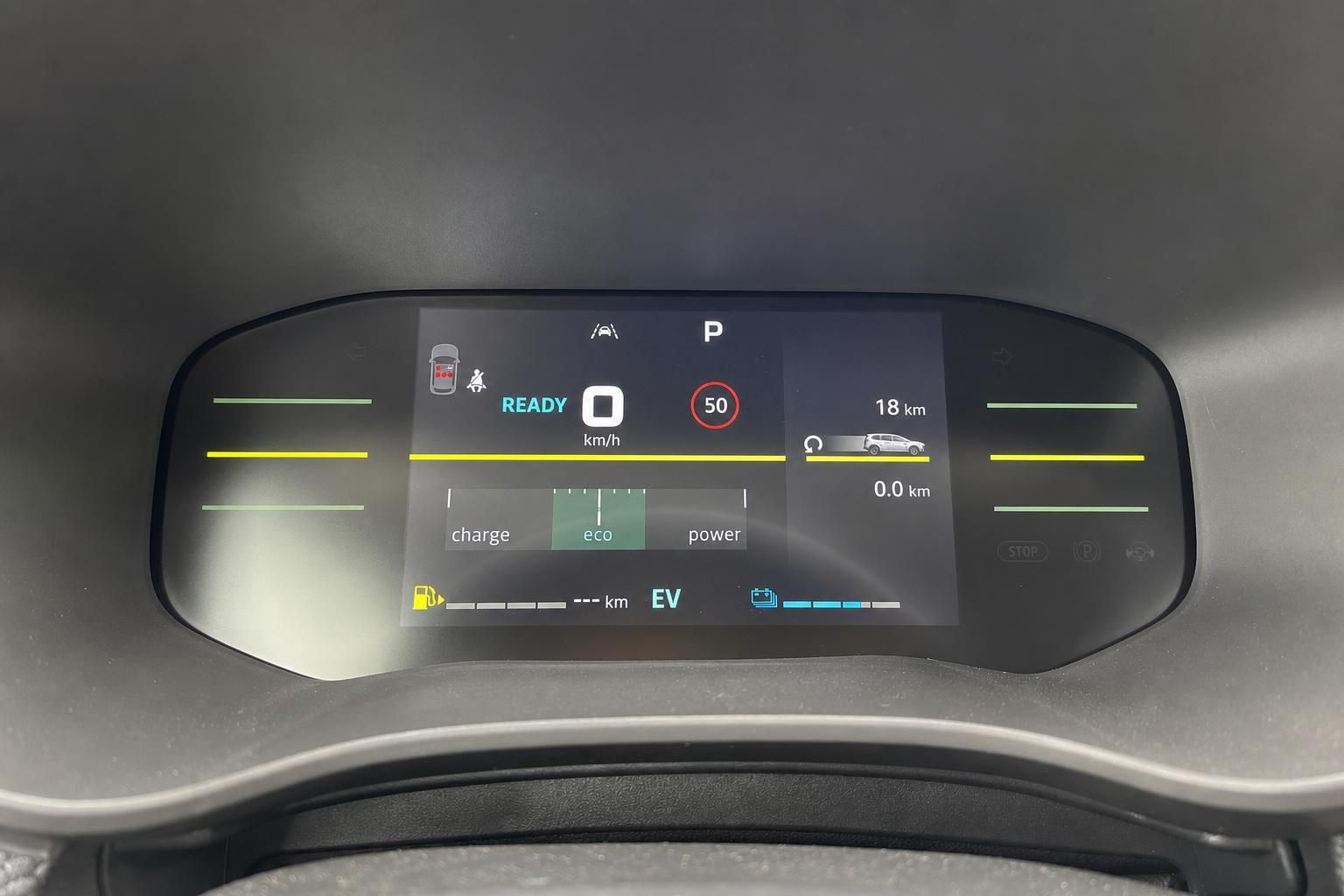 Digitales Cockpit-Display eines Elektrofahrzeugs mit Eco-Modus und Ladeanzeige