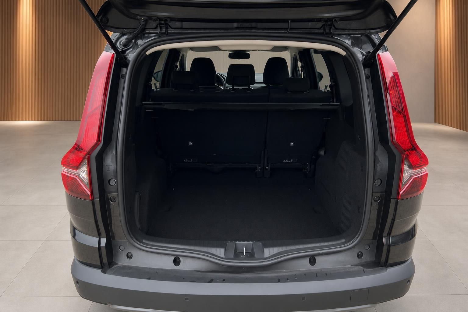 Kofferraum eines dunklen SUV mit geöffneter Heckklappe und schwarzem Laderaum