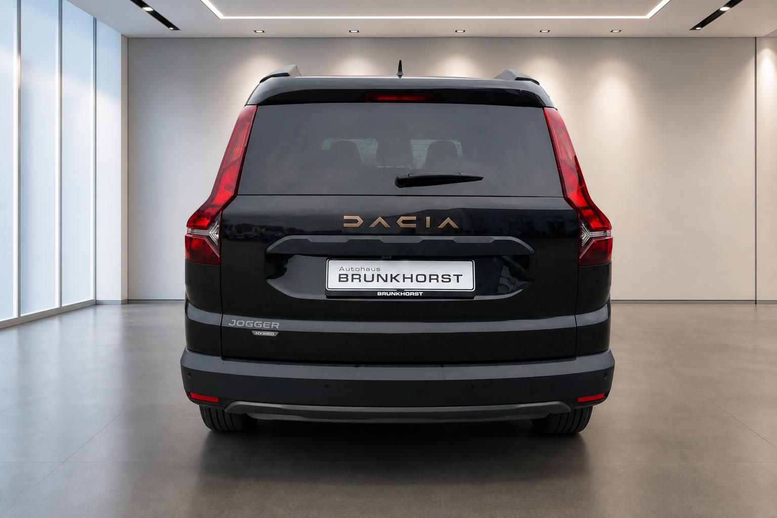 Dacia Jogger Heckansicht in anthrazit mit roten Rücklichtern und DACIA Schriftzug