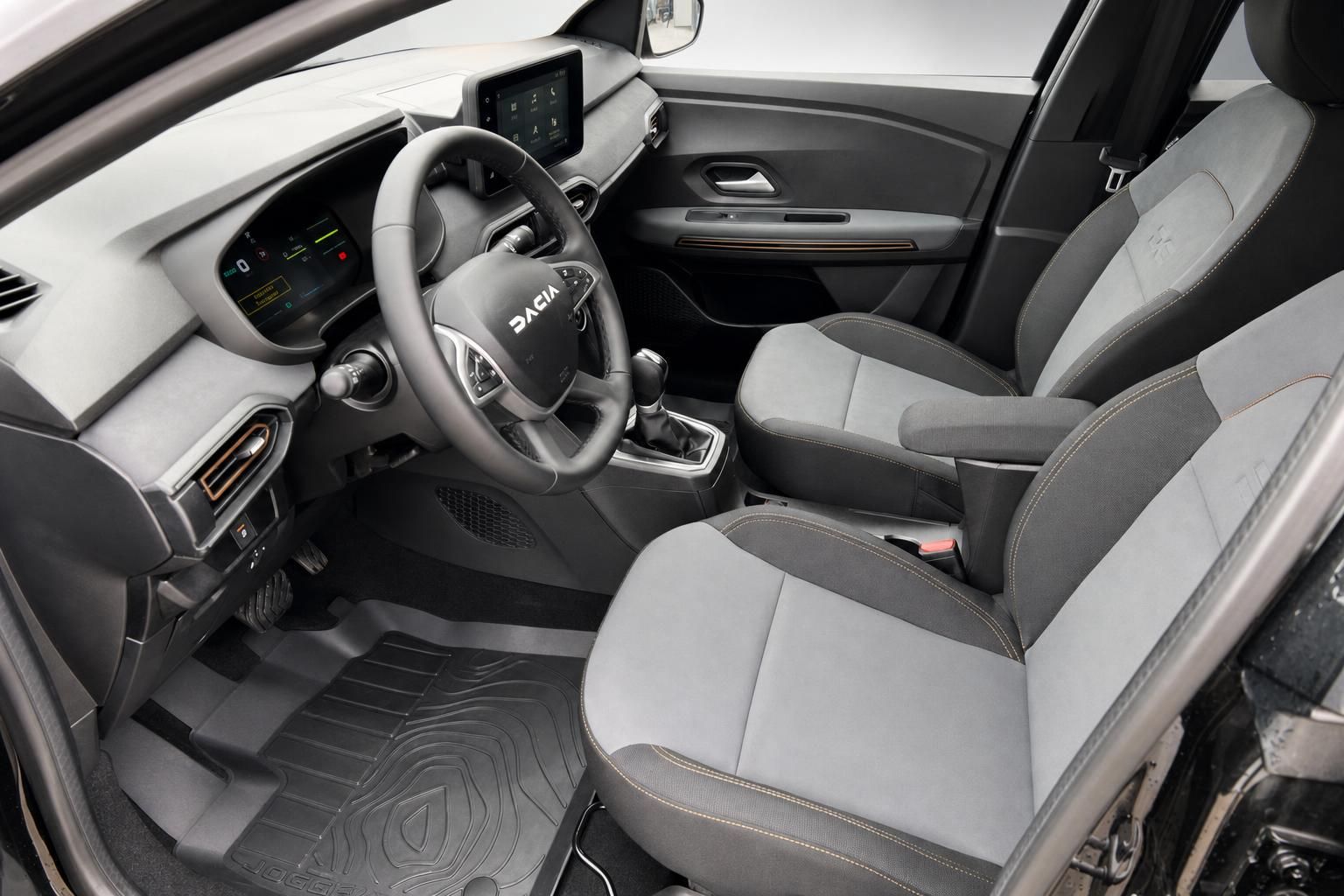 Dacia Innenraum mit grau-schwarzer Ausstattung, Lenkrad und digitalen Anzeigen