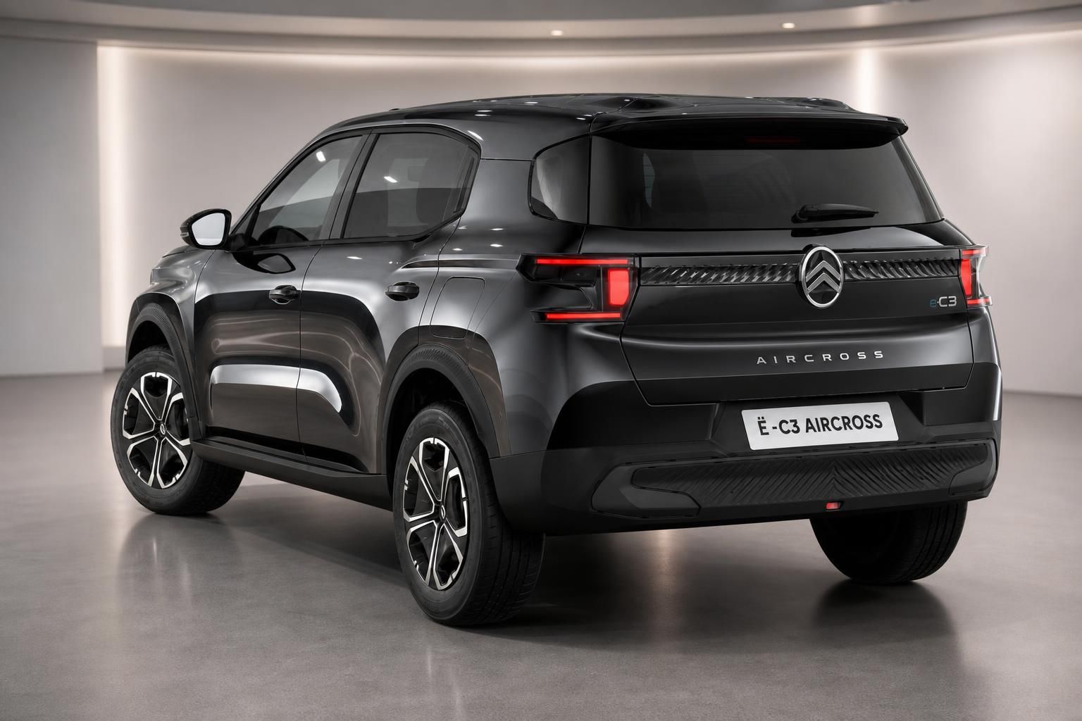 Citroën ë-C3 Aircross in Schwarz, Heckansicht mit Rückleuchten im Studio
