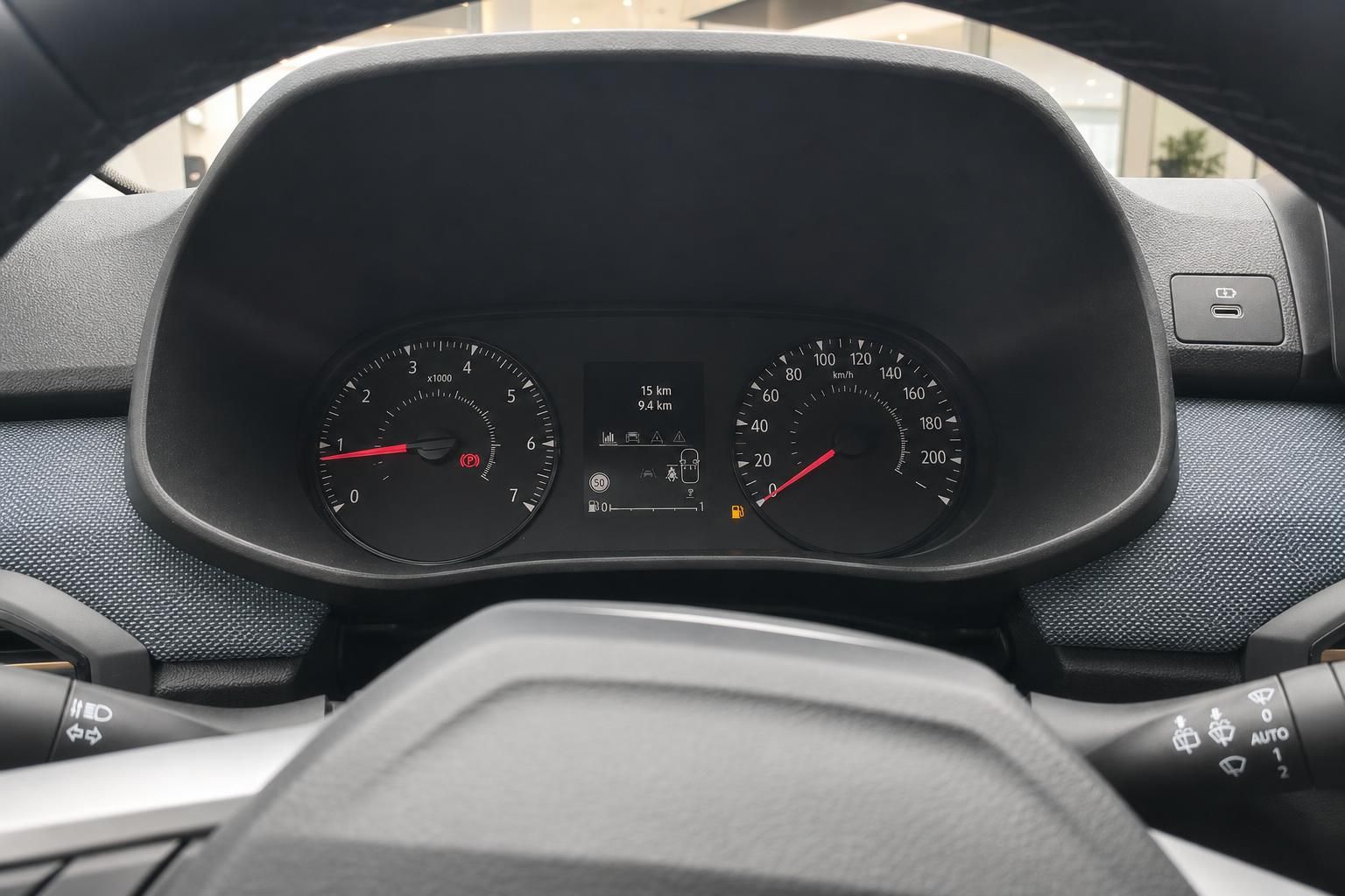 Cockpit mit Tacho und Drehzahlmesser im Fahrzeuginnenraum