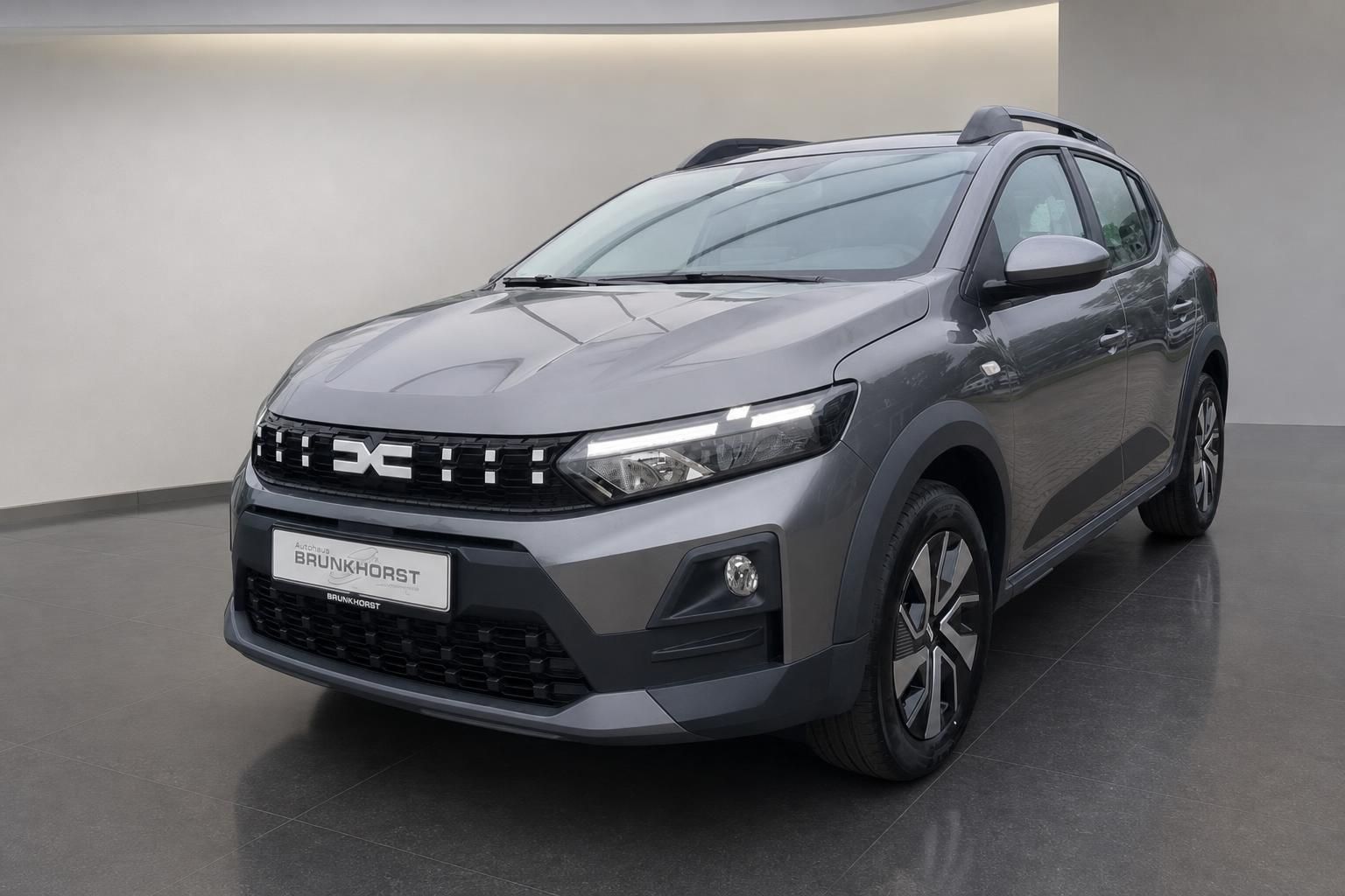 Dacia Sandero Stepway grau seitliche Frontansicht im Showroom