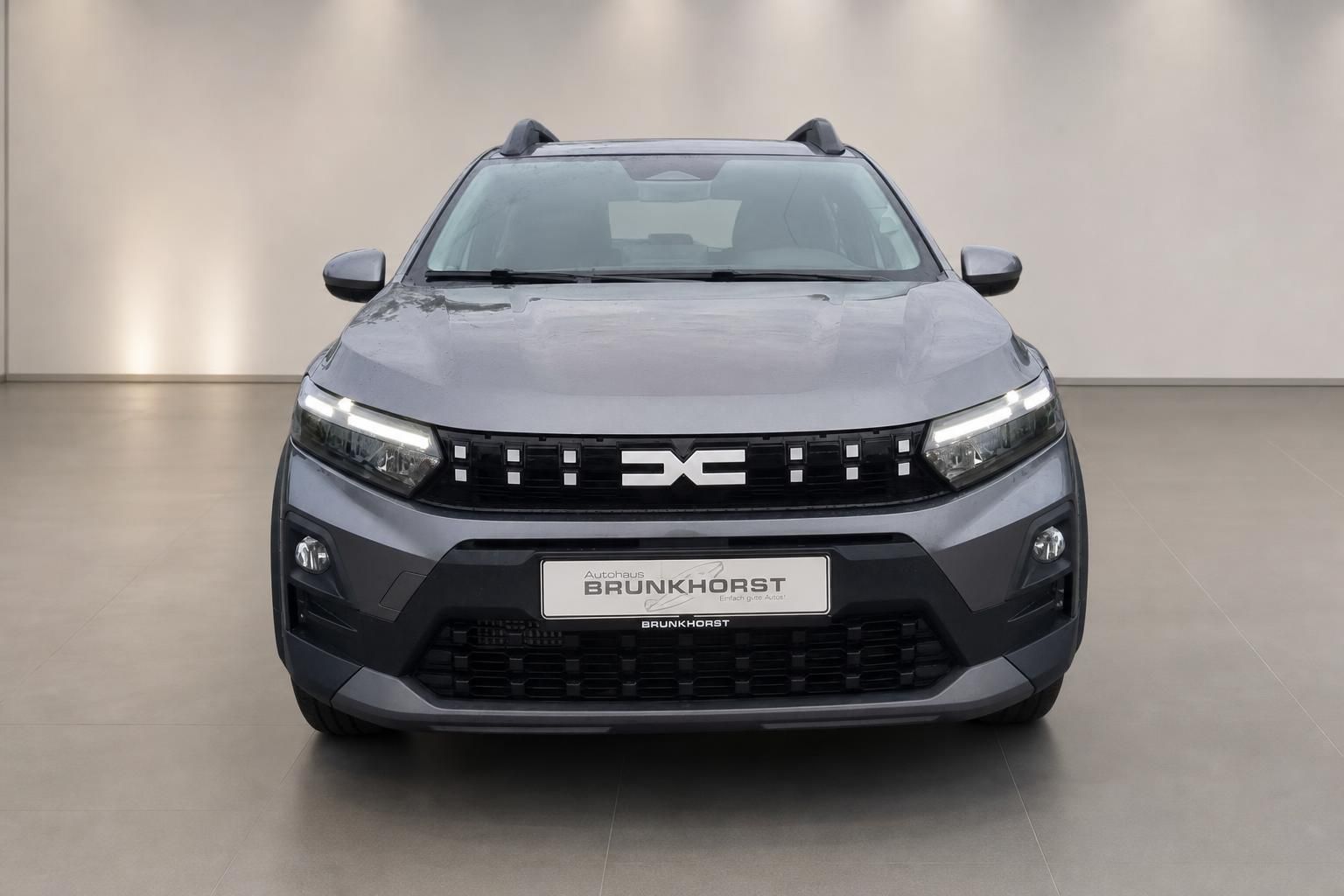 Dacia Sandero Stepway grau Frontansicht mit LED-Scheinwerfern