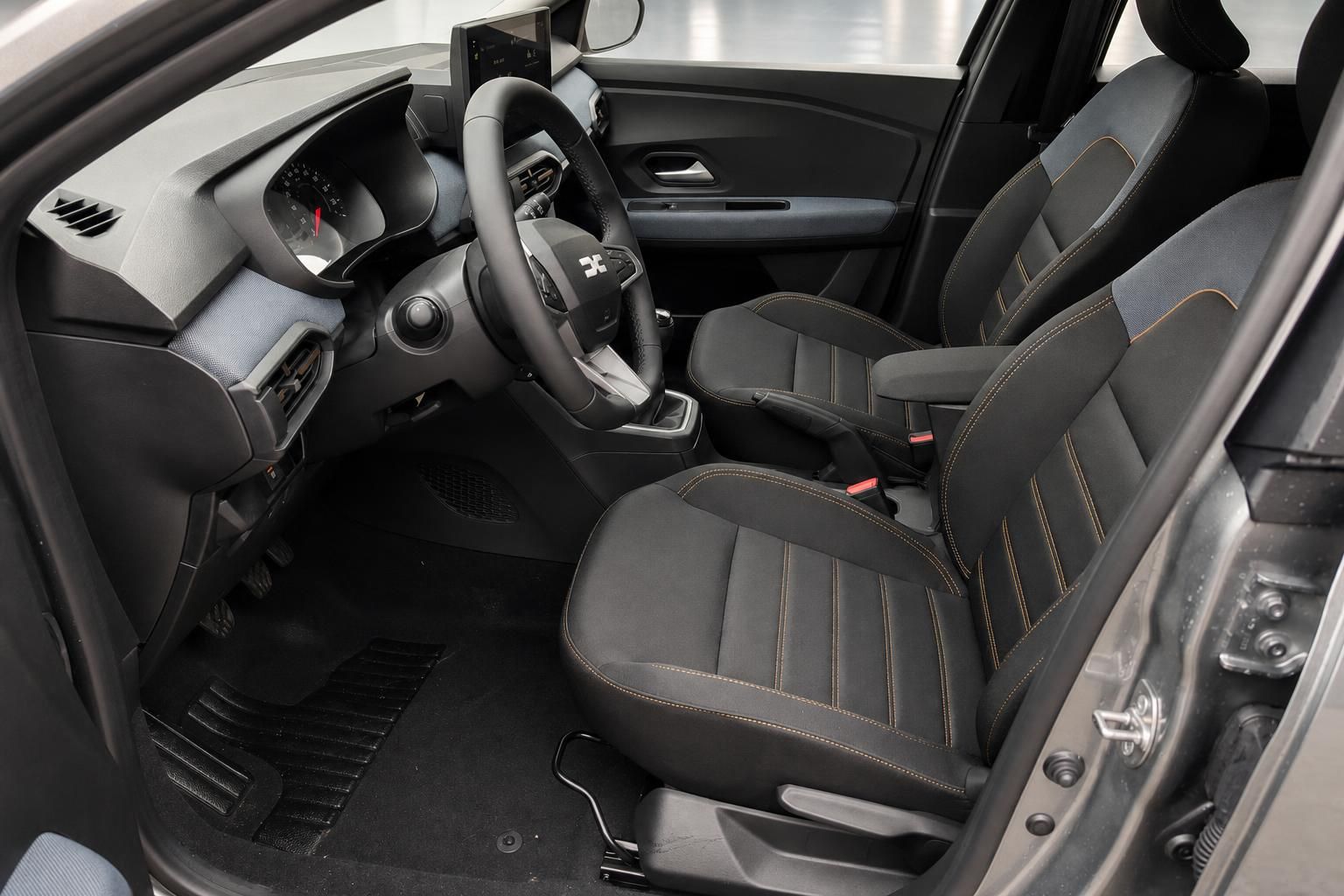 Dacia Sandero Innenraum Vordersitze und Armaturenbrett Detailansicht