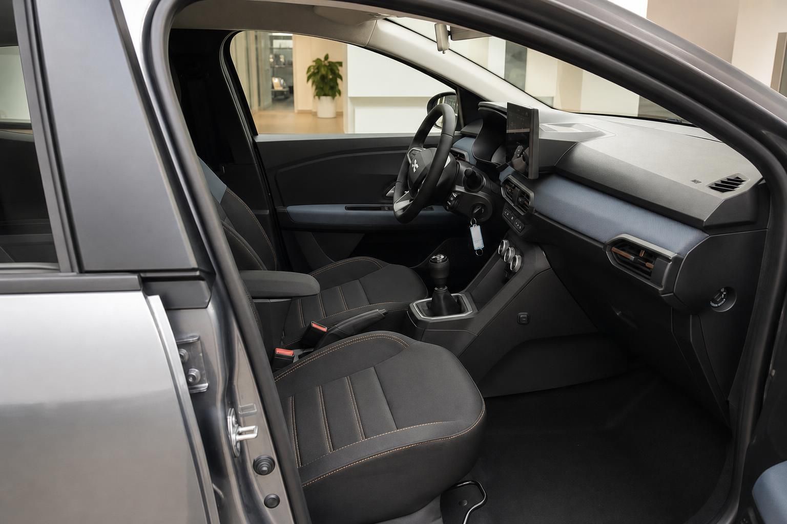 Fahrerseite mit Cockpit, Lenkrad und Schaltknauf im Fahrzeuginnenraum