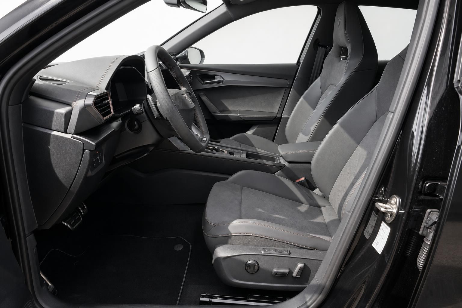 Cupra Innenraum Vordersitze mit schwarzem Sportinterieur und Lederausstattung