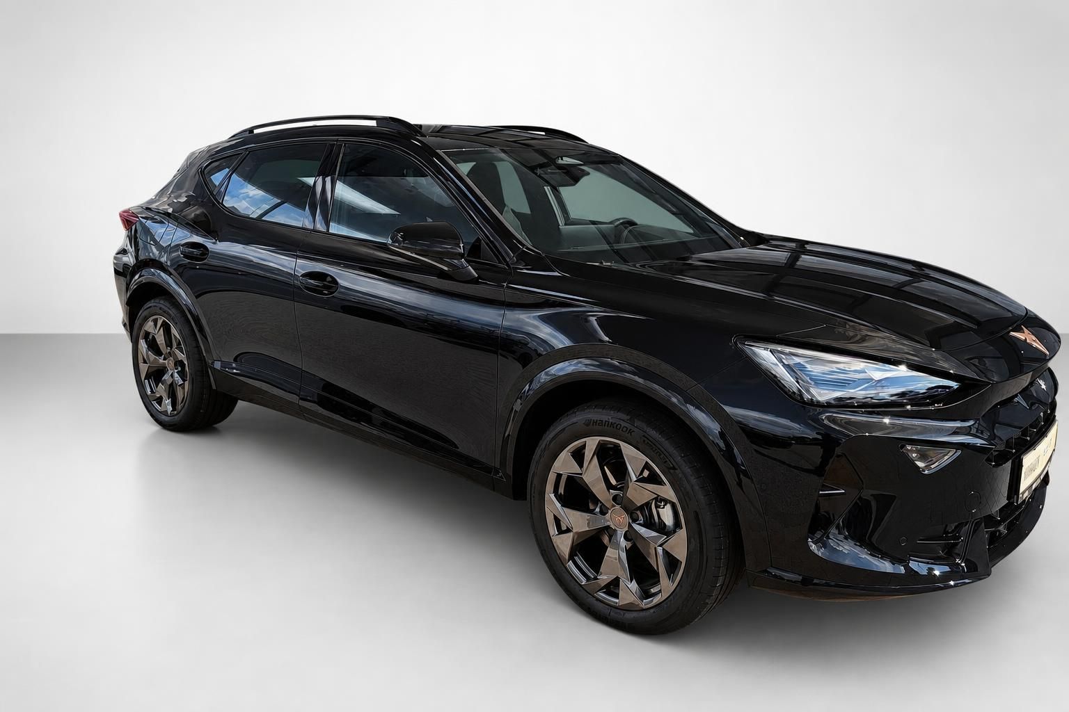 Cupra Formentor schwarz SUV Seitenansicht schraeg vorne
