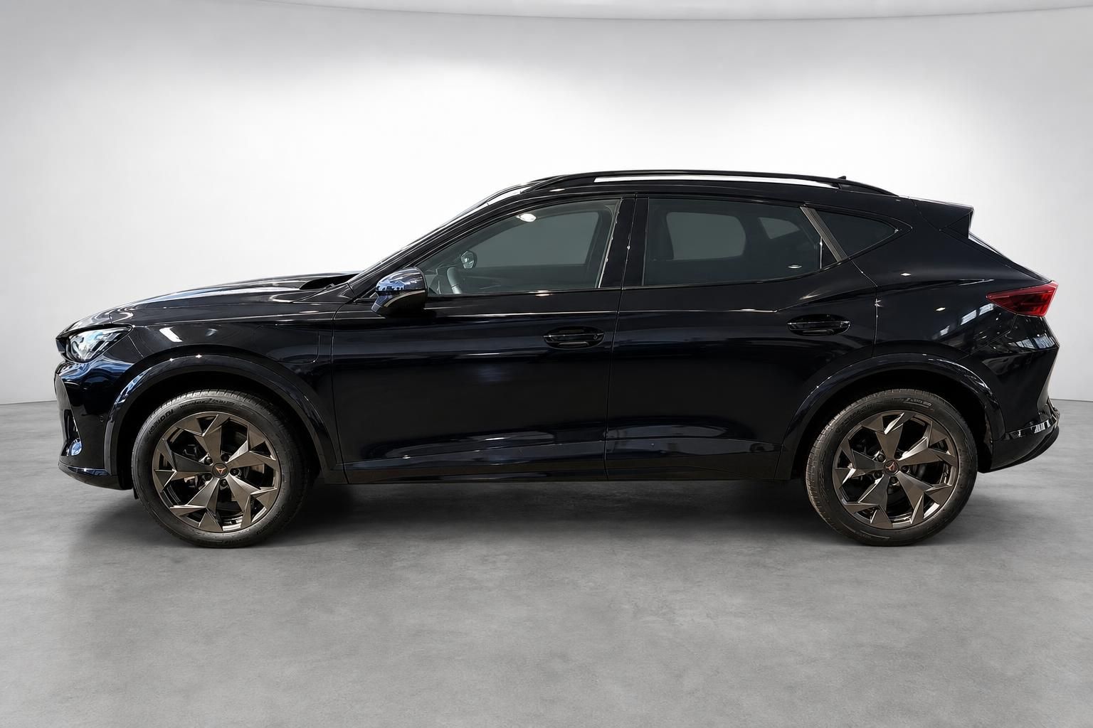 Cupra Formentor schwarz SUV Seitenansicht Profil Studio