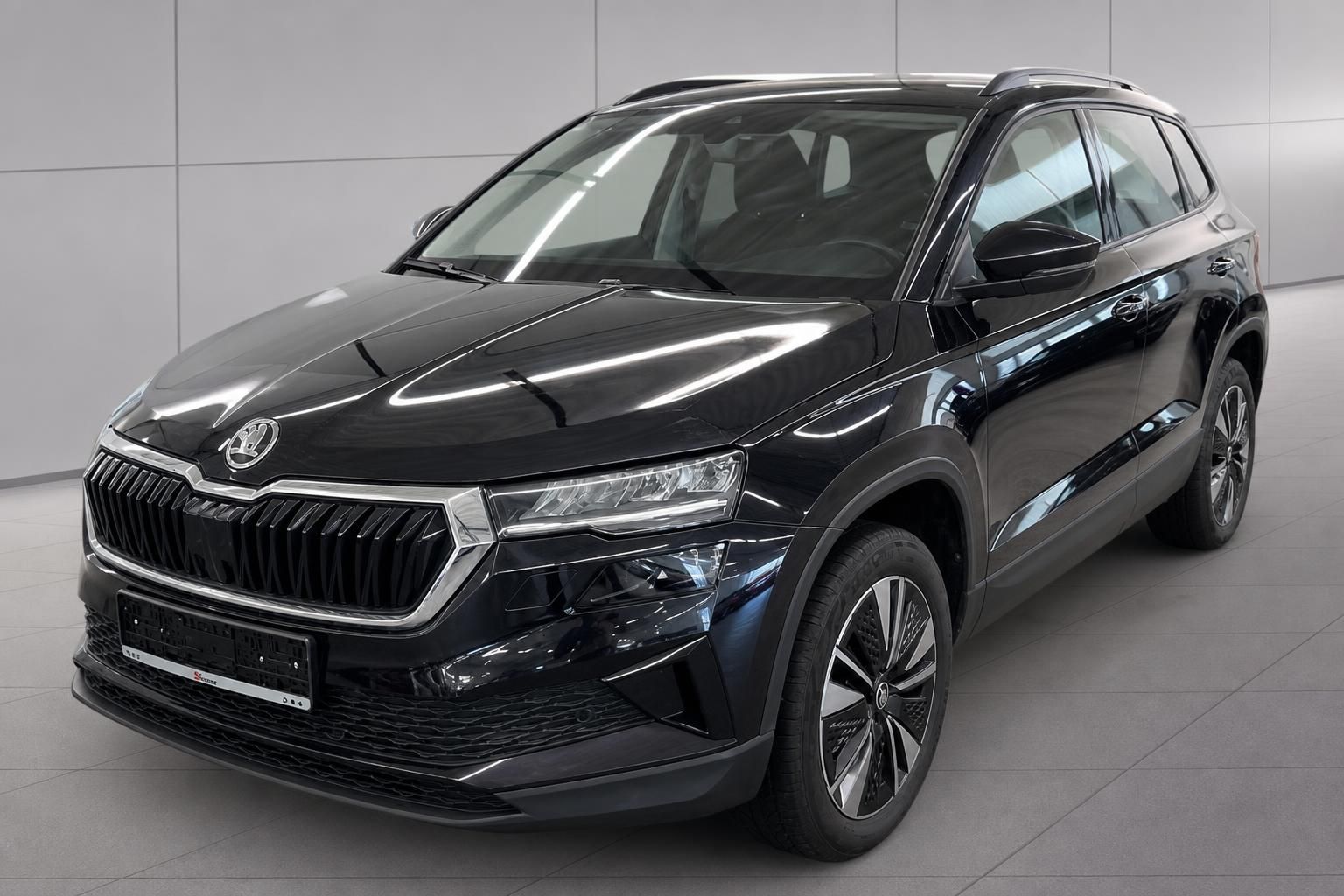 Skoda Karoq schwarz Frontansicht schräg links im Autohaus – SUV mit Dachreeling und LED-Scheinwerfern