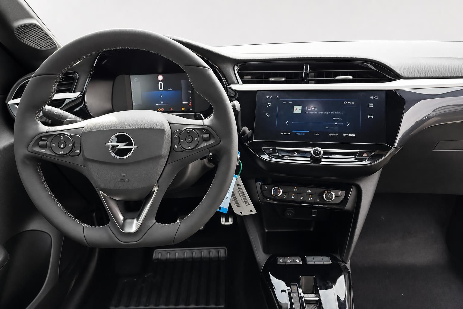 Opel Cockpit mit Lenkrad und Infotainment-Display im Innenraum