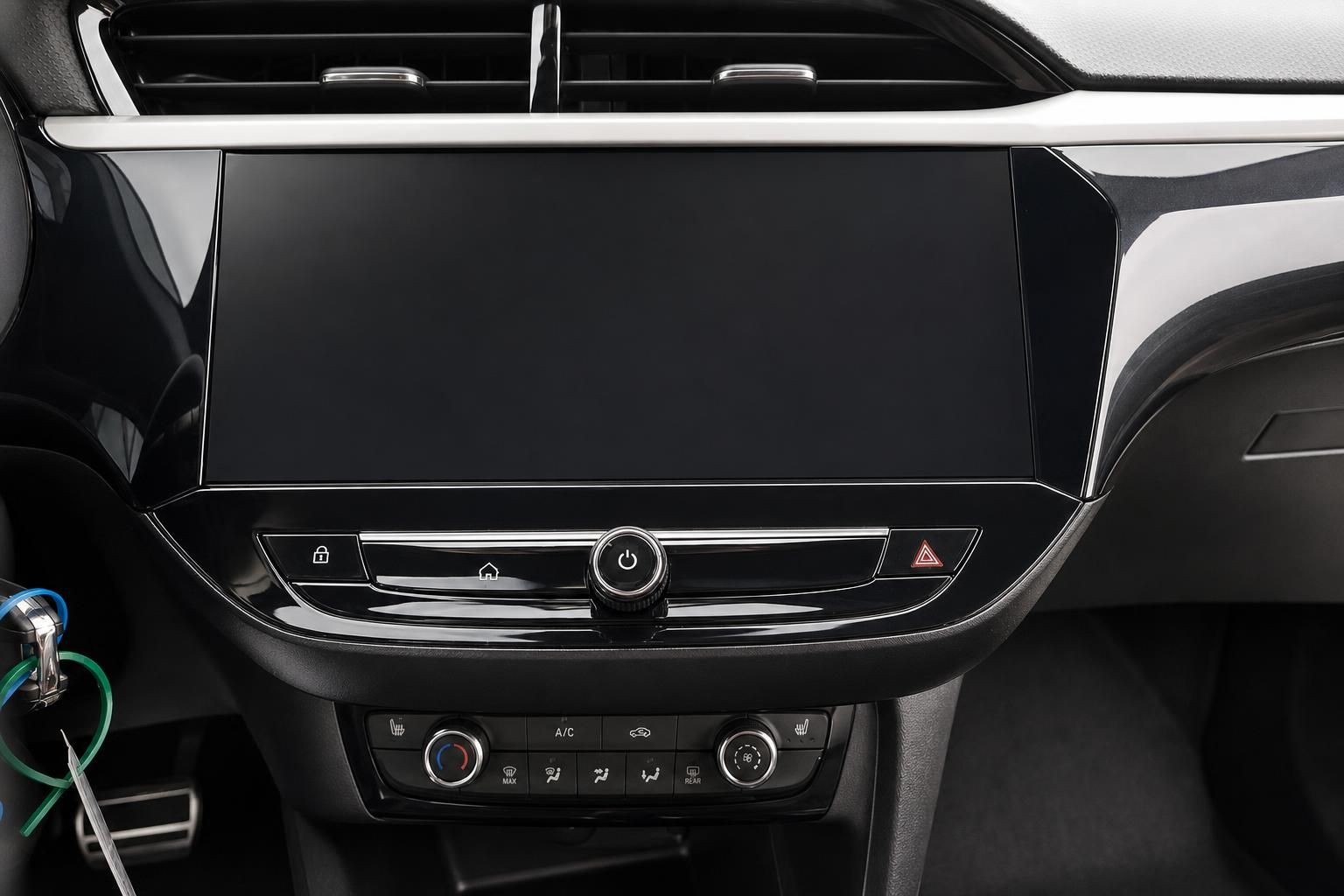 Infotainment-Bildschirm und Klimabedienung im Fahrzeug-Cockpit