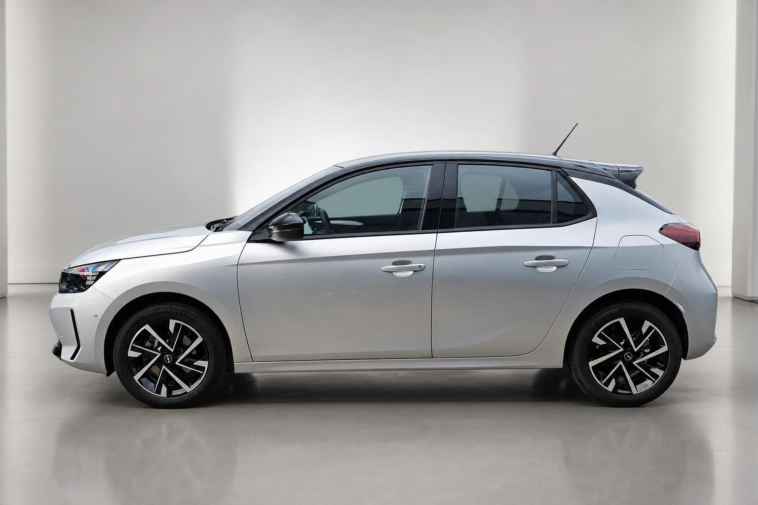 Opel Corsa Seitenansicht in Silber, Studioaufnahme
