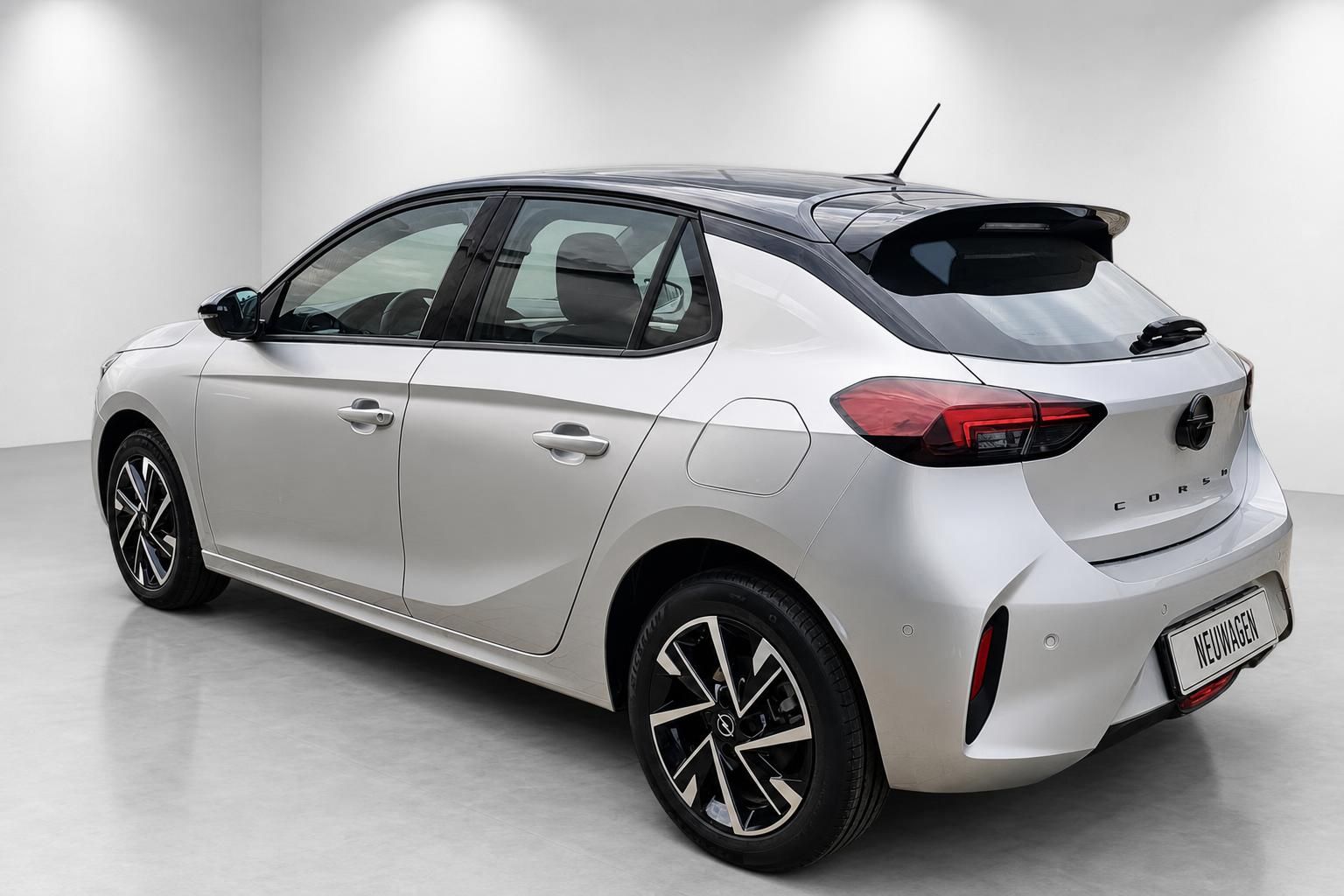 Opel Corsa Heckansicht schraeg mit Dachspoiler, Silber