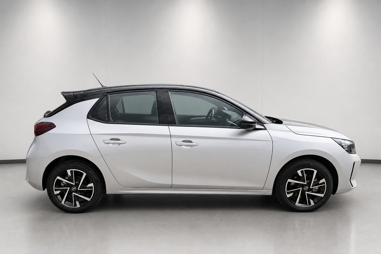 Opel Corsa Seitenansicht silber im Studio