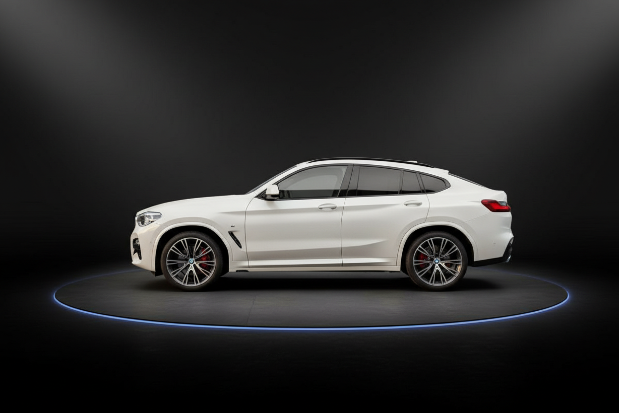 Weißer BMW X4 M-Paket SUV-Coupé Seitenansicht auf dunklem Studiohintergrund