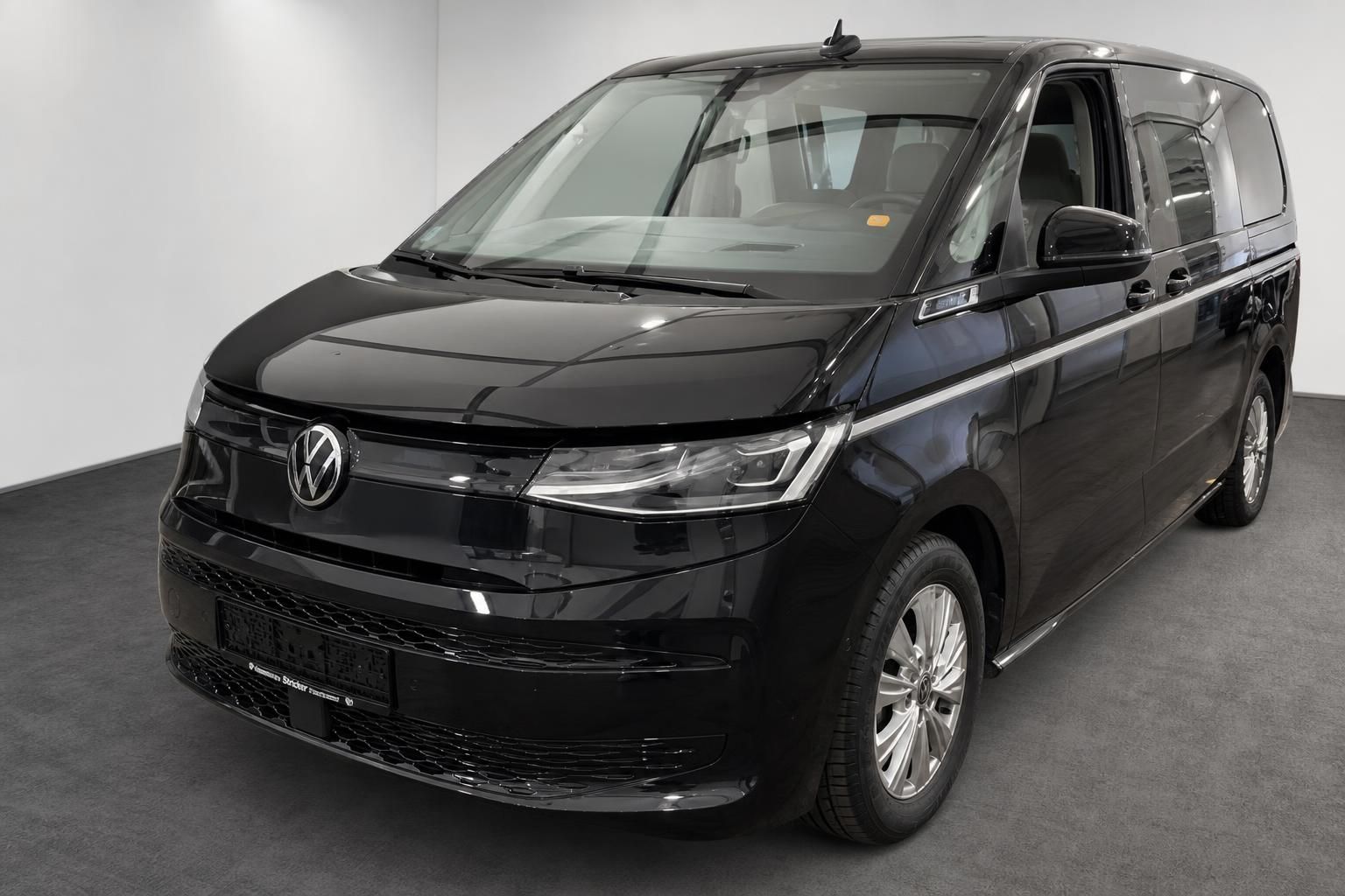 VW Multivan schwarz Seitenansicht vorne im Studio