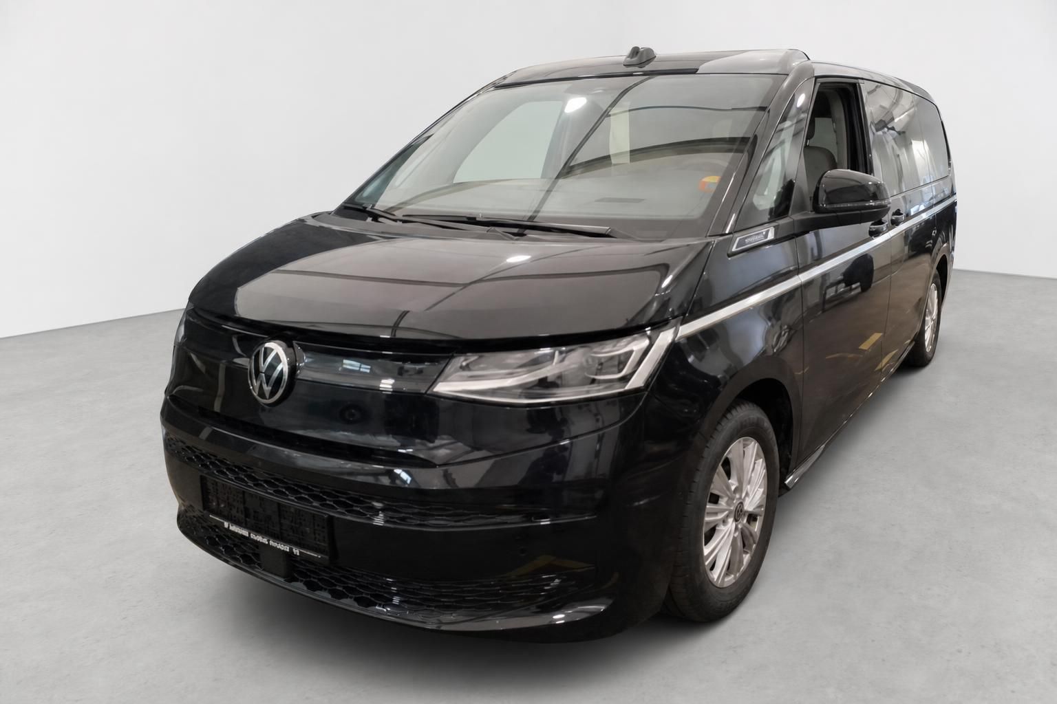 VW Multivan schwarz Frontansicht schraeg im Studio