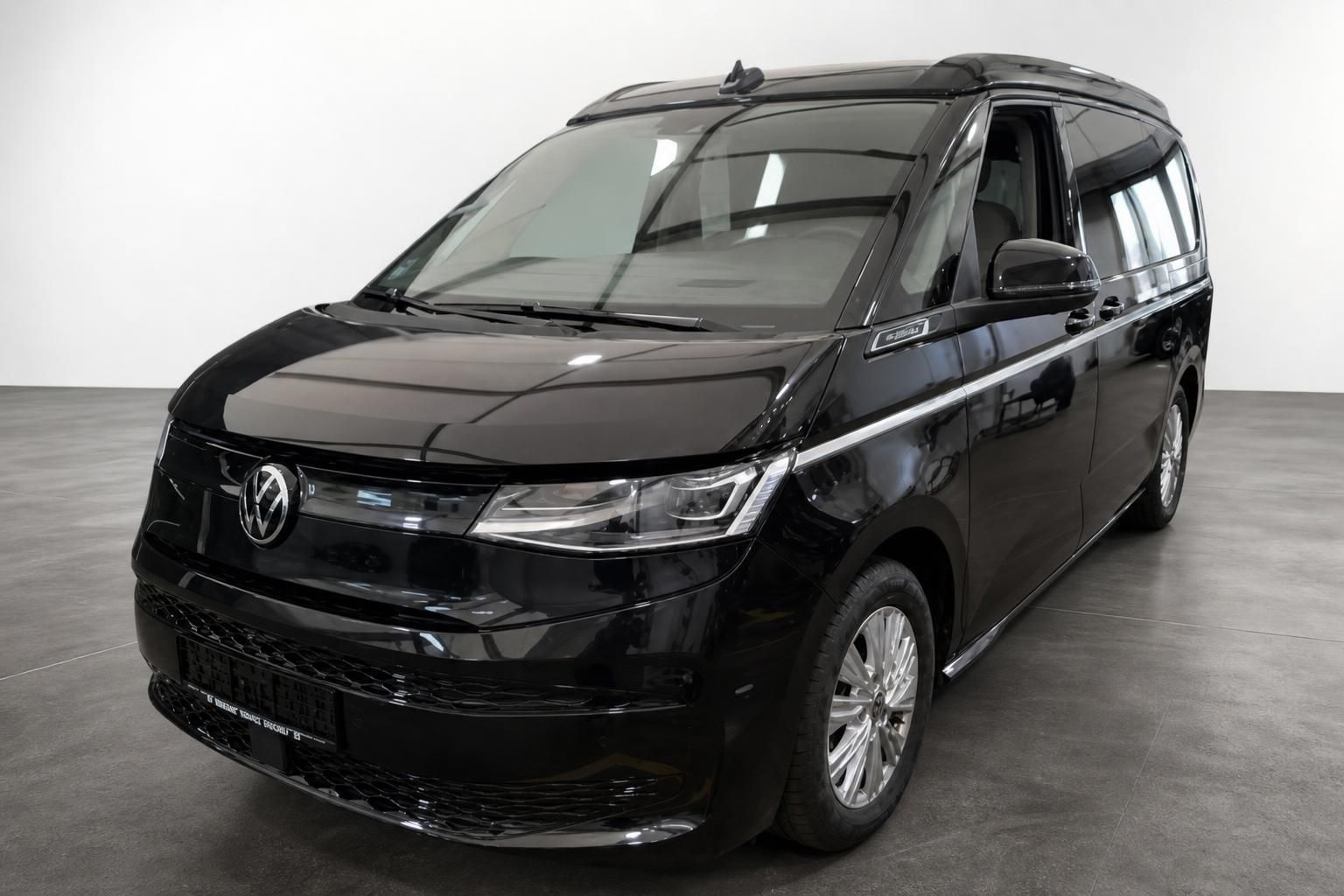 VW Multivan schwarz Frontansicht Studioaufnahme