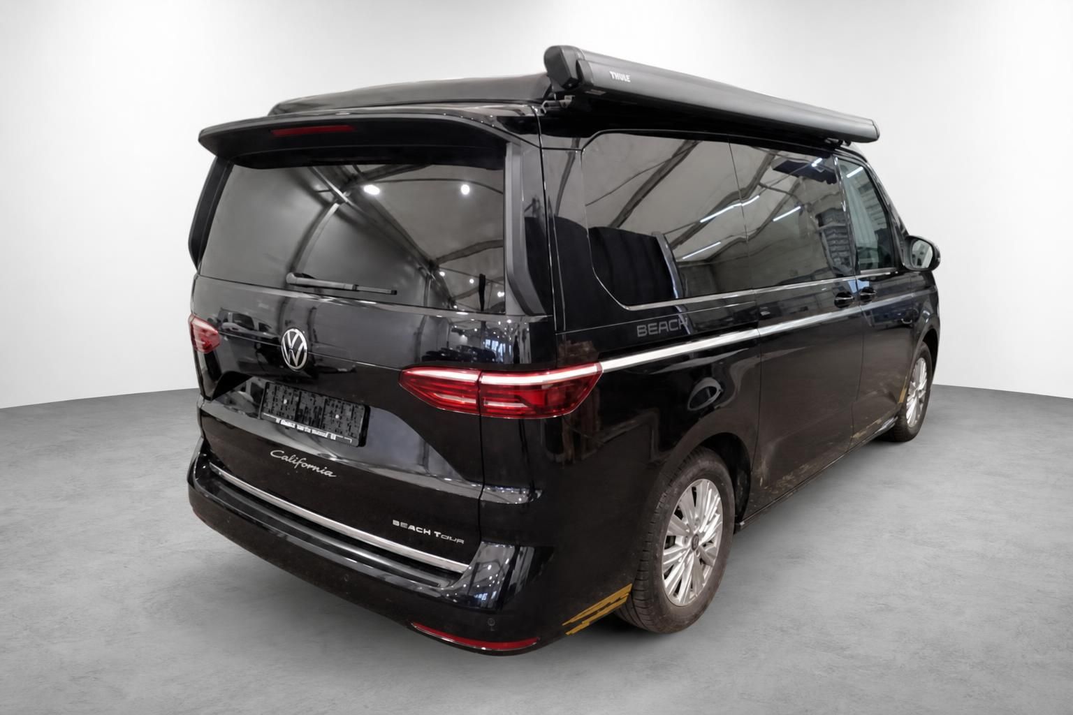 VW California Beach Tour schwarz Heckansicht mit Markise