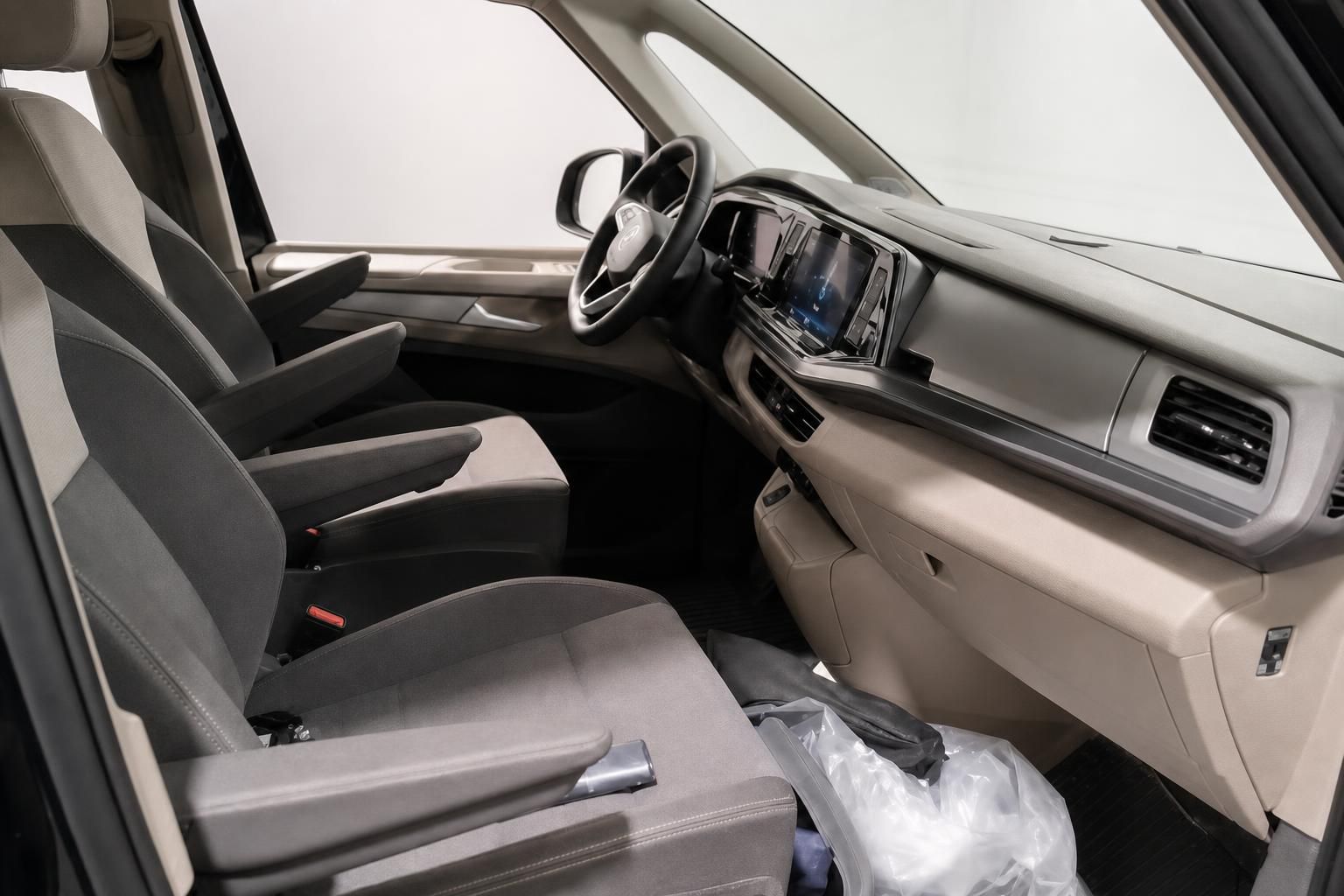 VW Multivan Innenraum Cockpit und Sitze Ansicht