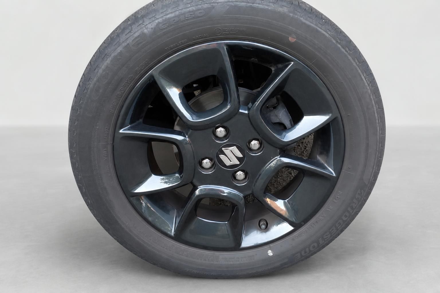 Suzuki Leichtmetallfelge mit Reifen Nahaufnahme Detail