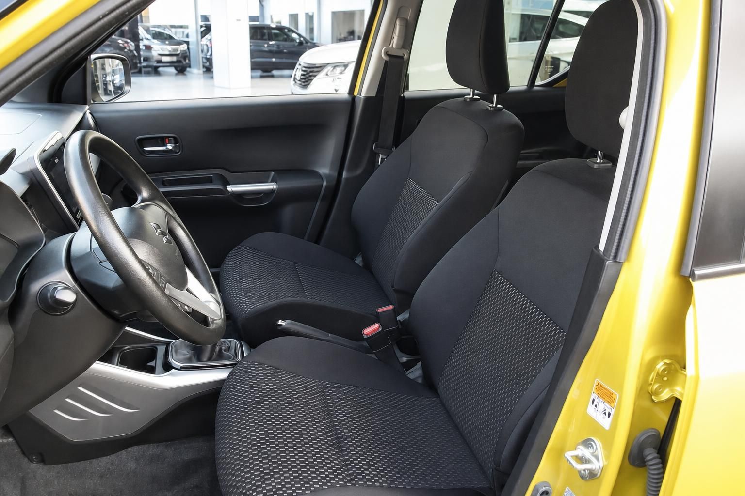 Suzuki Ignis Vordersitze und Cockpit im Innenraum Detailansicht