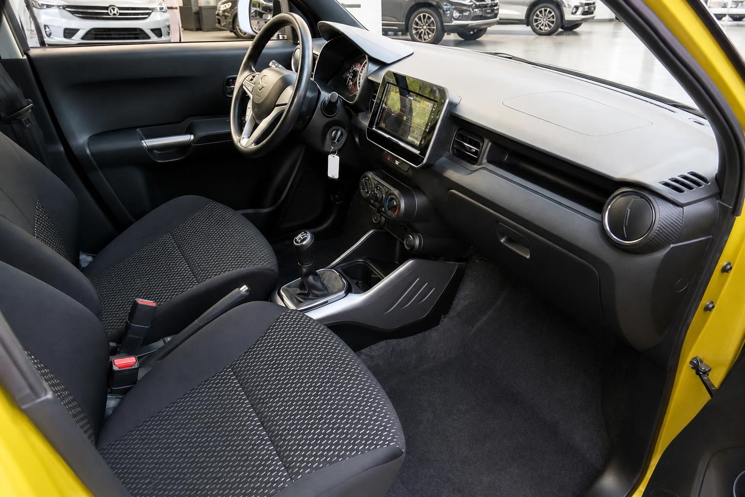Suzuki Ignis Innenraum mit Cockpit, Lenkrad und Navigationssystem