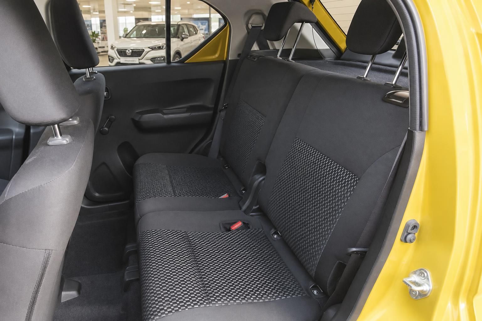 Suzuki Ignis Rücksitzbank im Innenraum mit Kopfstützen